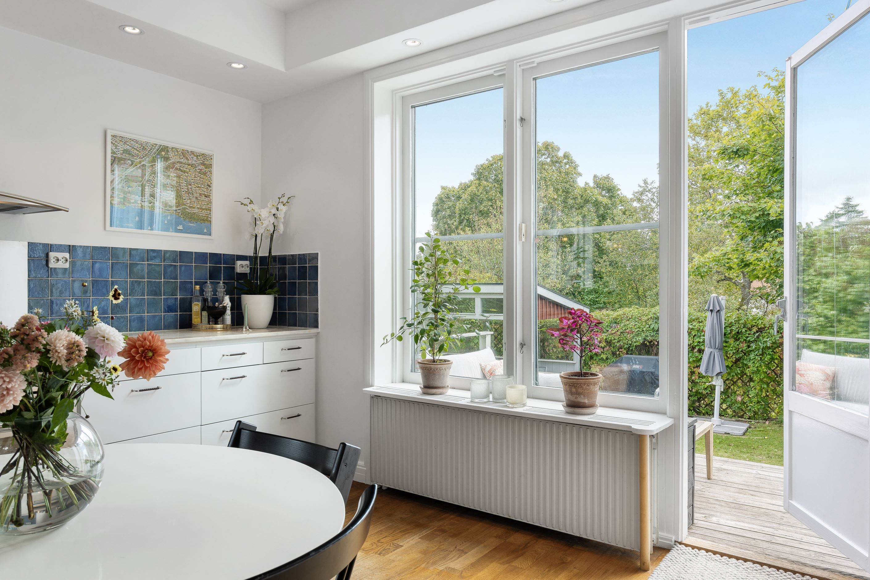 Lyxen att kunna öppna upp köket och bjuda in altan och trädgård - villalivet när det är som bäst!