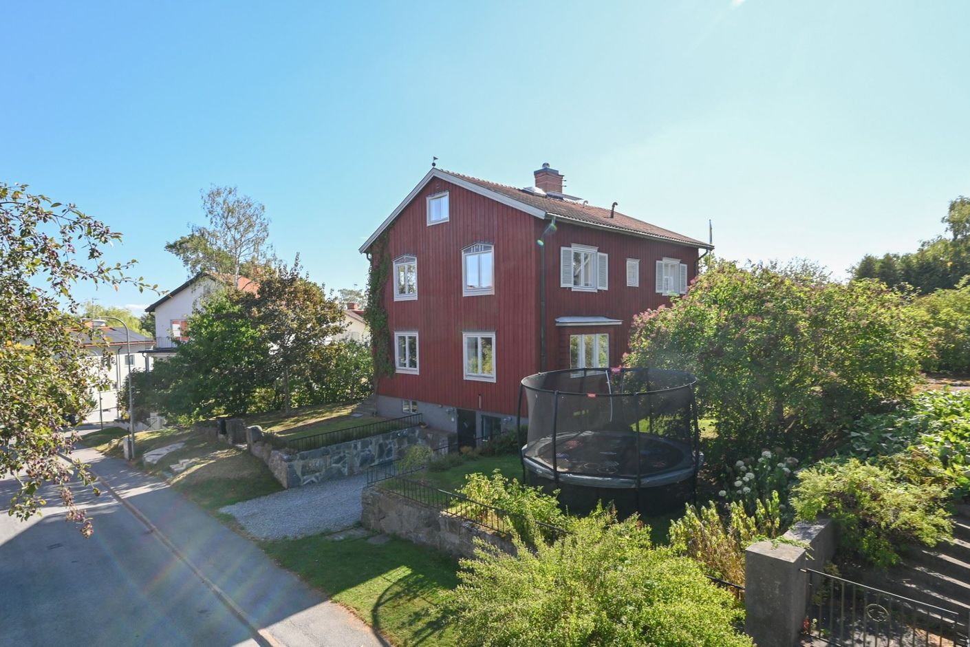 Gedigen Nockebyvilla i högt, fritt och soldränkt läge