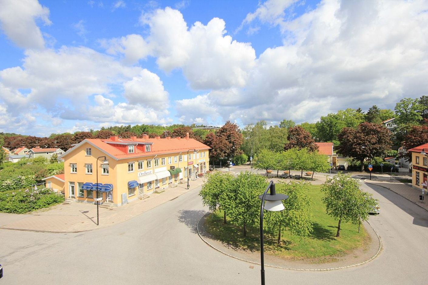 Ängby Torg med Hemköp, pizzeeria, mm