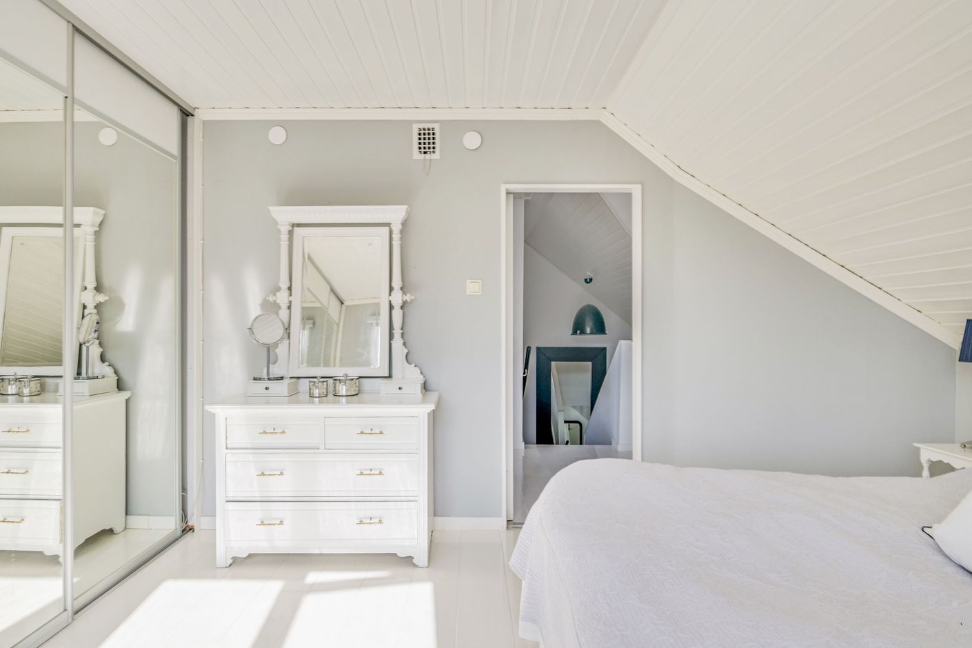 Master bedroom med gott om förvaring