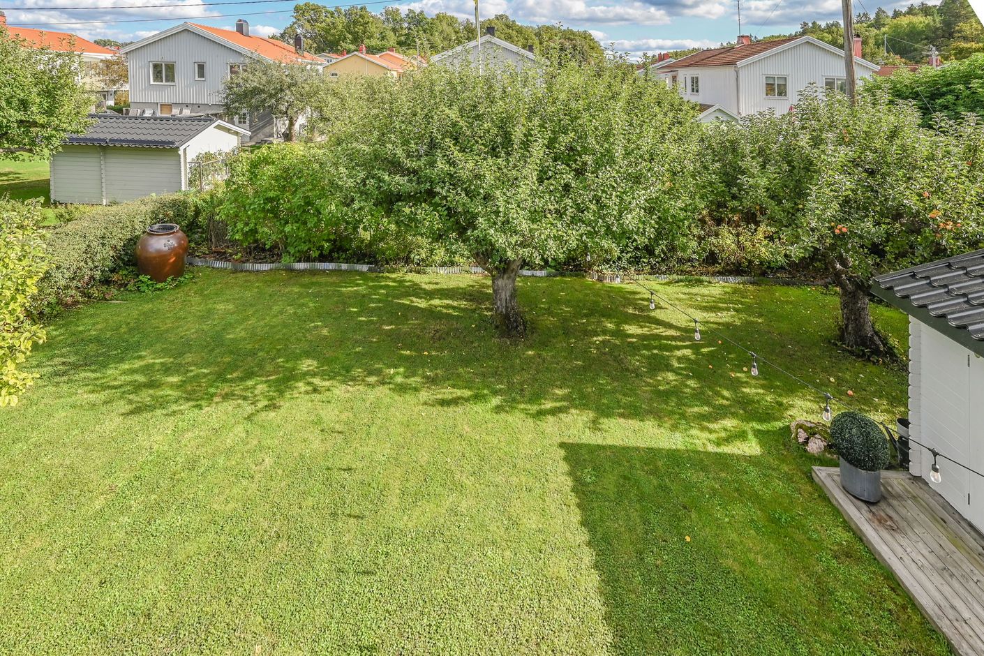 Fri vy över grönska och lugn villaidyll