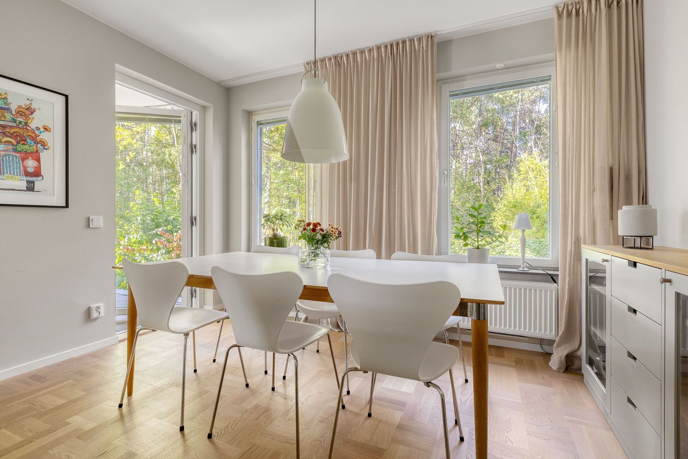 Stora fönster och fina ekgolv