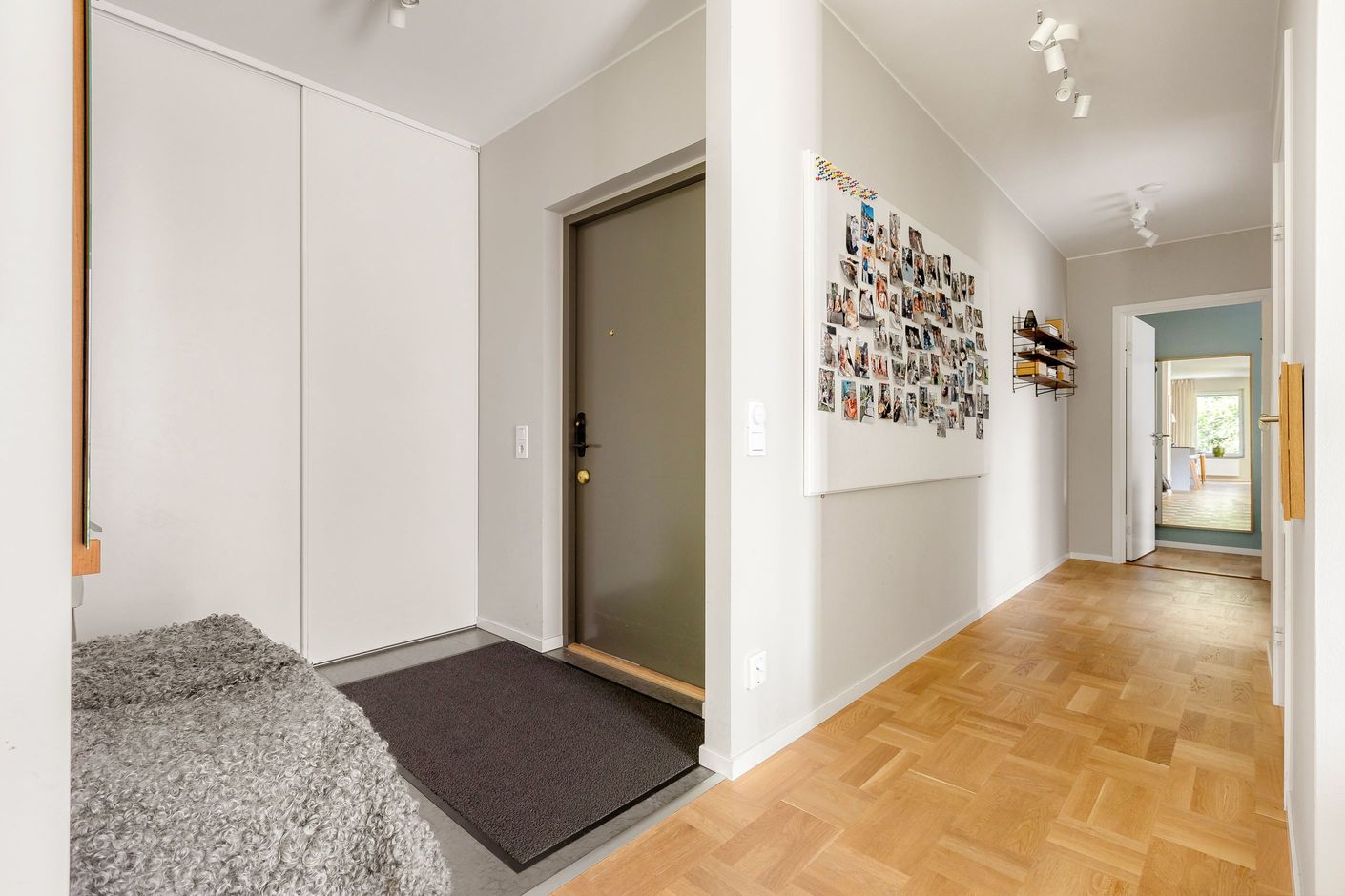 Garderobsvägg och ljudisolerad säkerhetsdörr