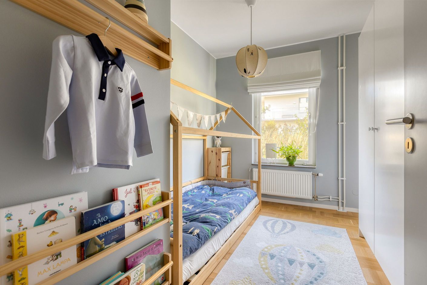 Sovrum 2 med arbetshörna in till höger