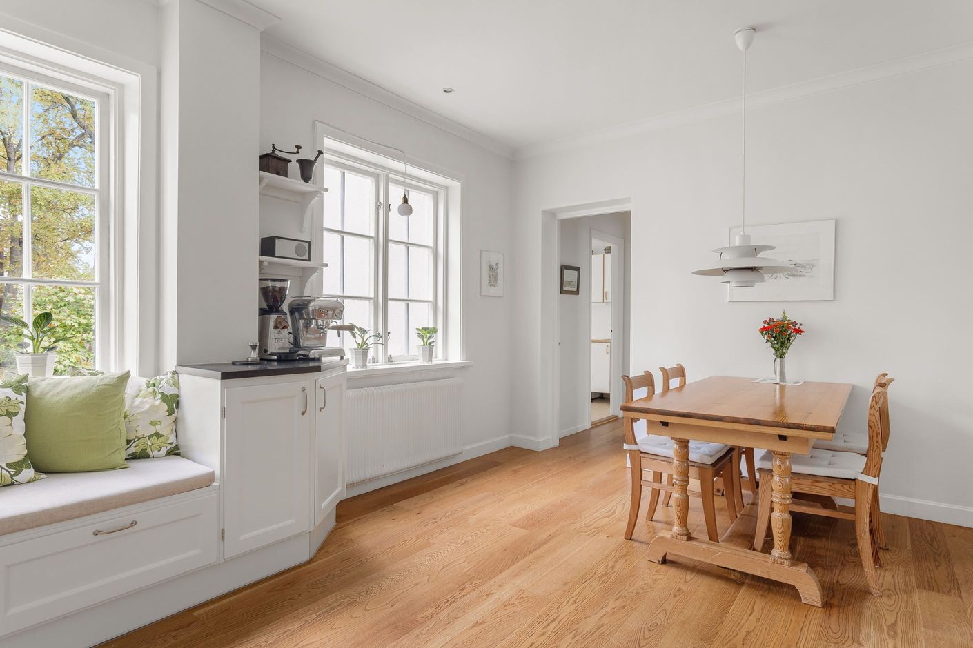 Gott om plats för matbord - ekgolv i tiljor