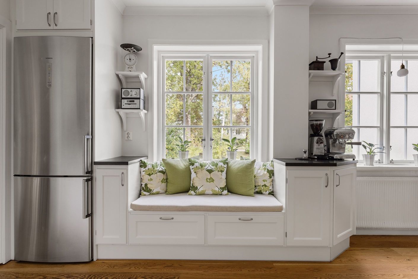 Platsbyggd soffa med vy, en trevlig detalj