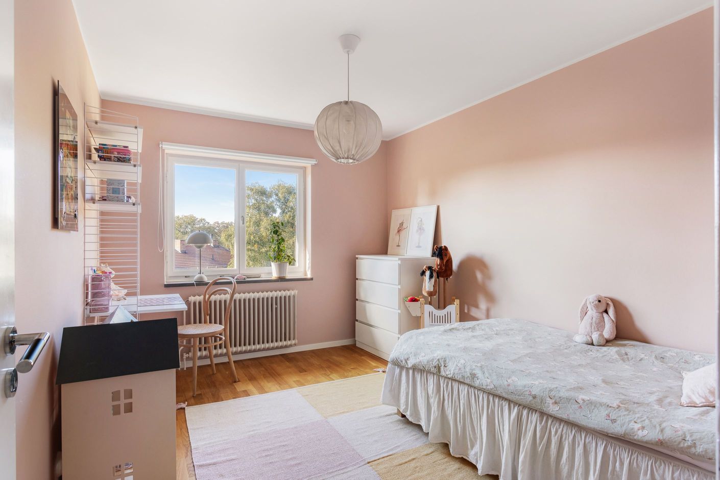 Husets andra sovrum med fönster i samma lugna läge