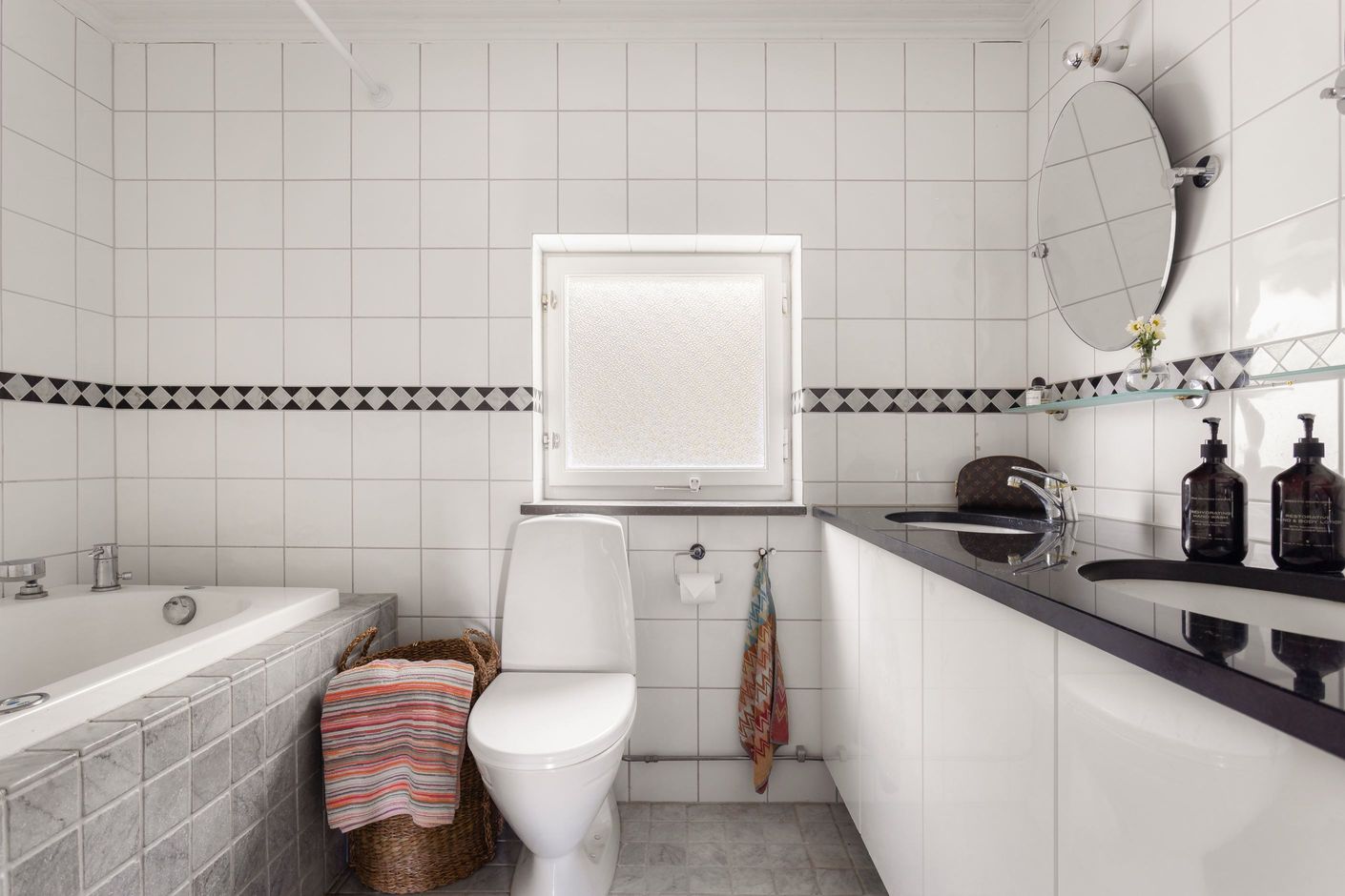 Övervåningens badrum med badkar