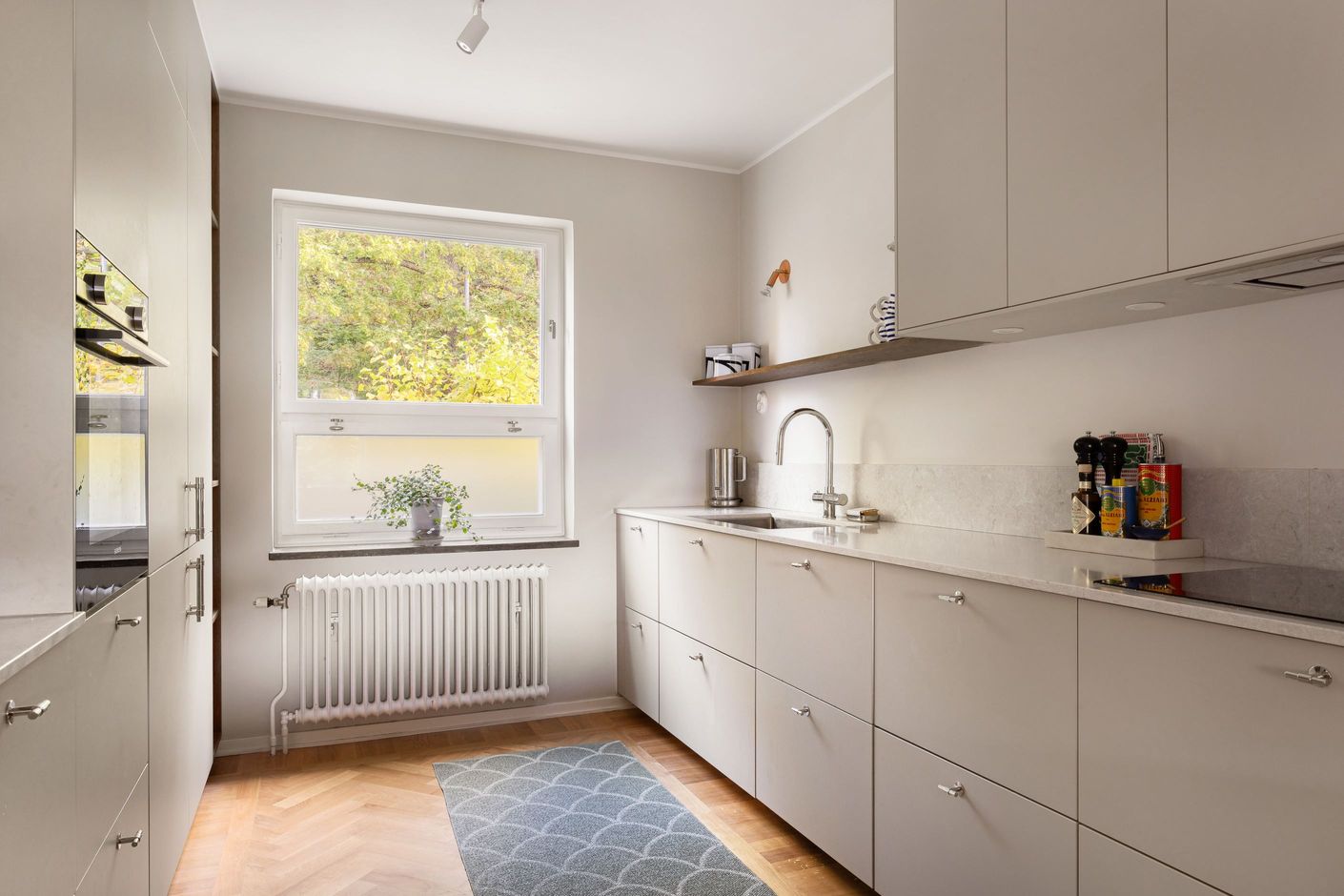 Elegant bänkskiva i "Caesarstone Bianco Drift"