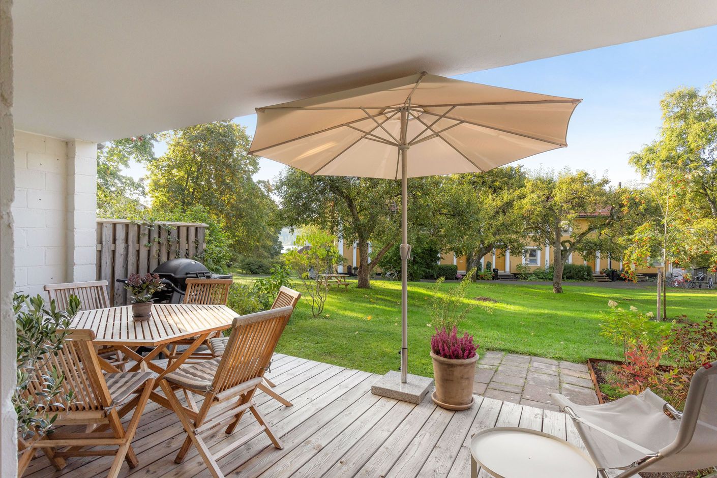 Lugnt och privat med plats för umgänge sommartid