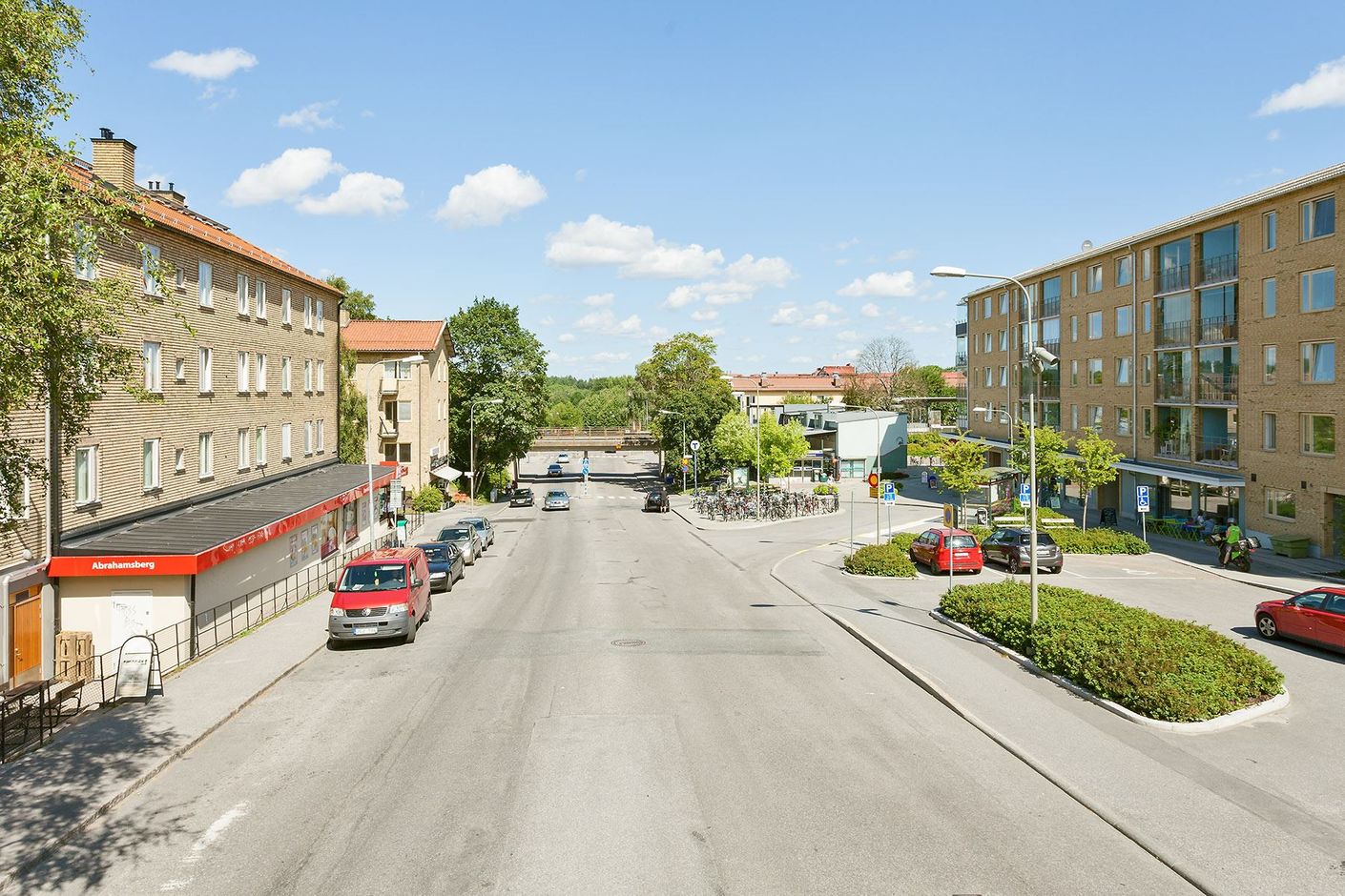Välsorterad matbutik och bra kommunikationer via gröna linjen