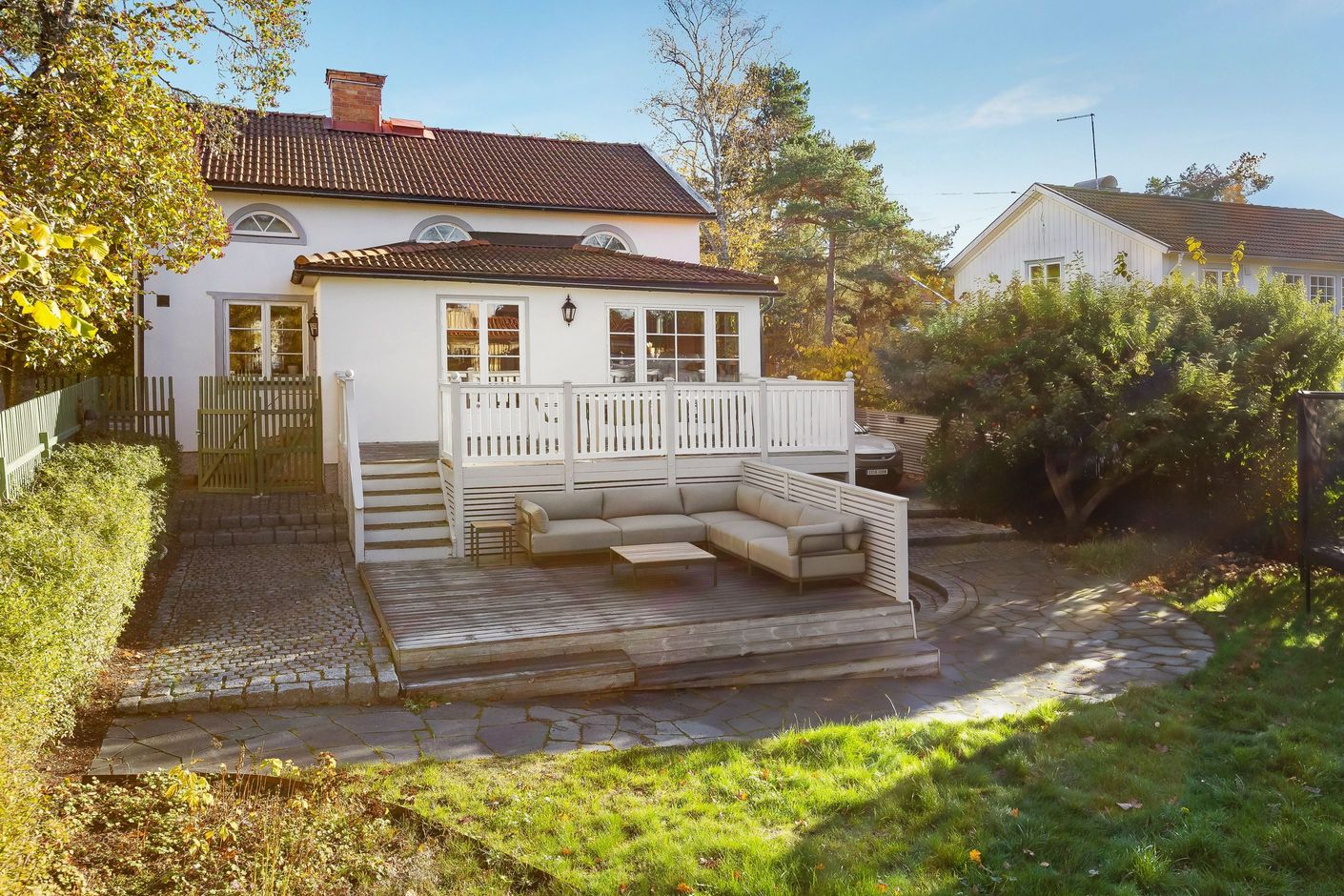 Välkommen ut på de väl tilltagna trallbelagda altanerna