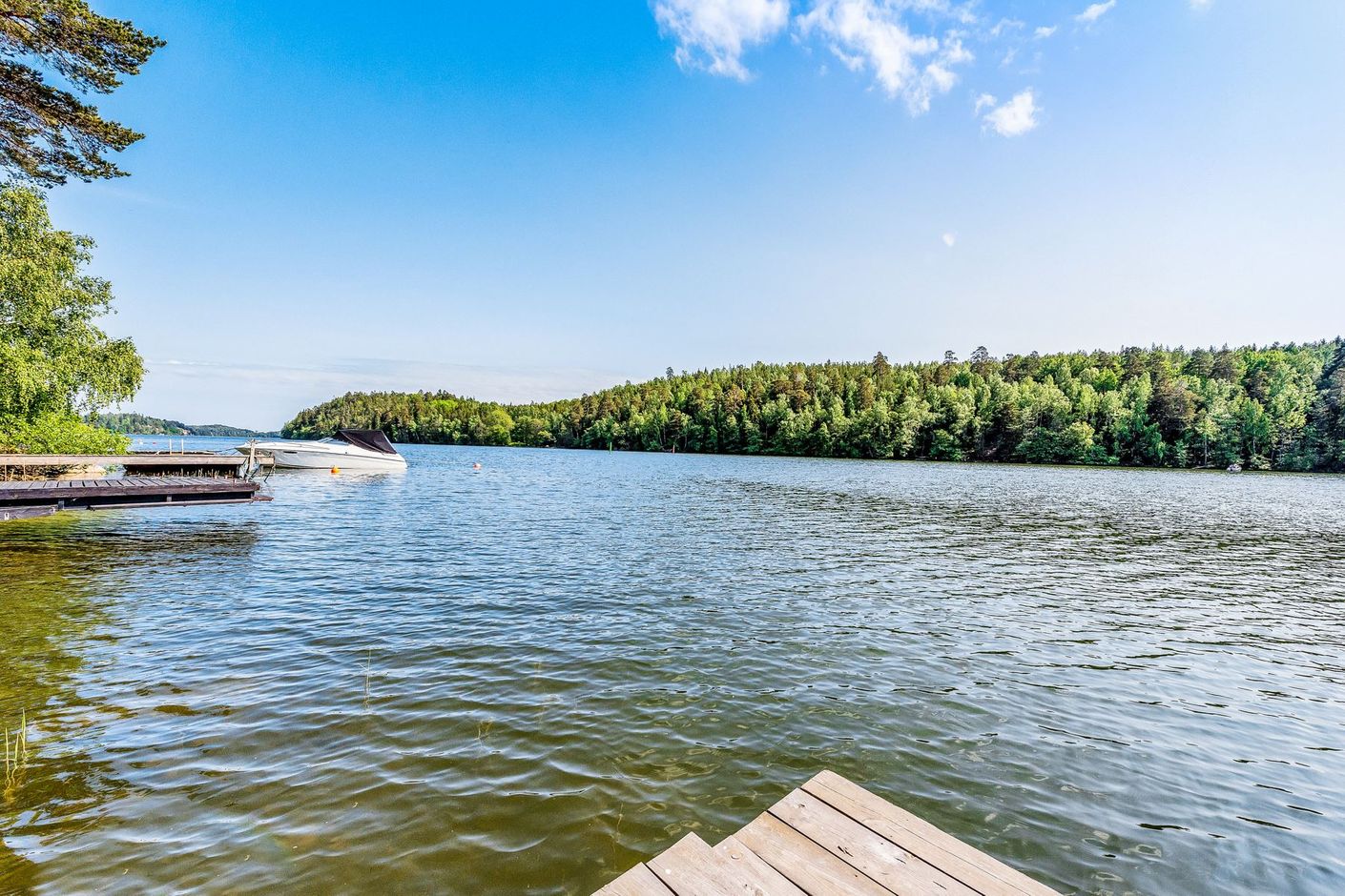 Mälaren är alltid närvarande runt vackra Adelsö