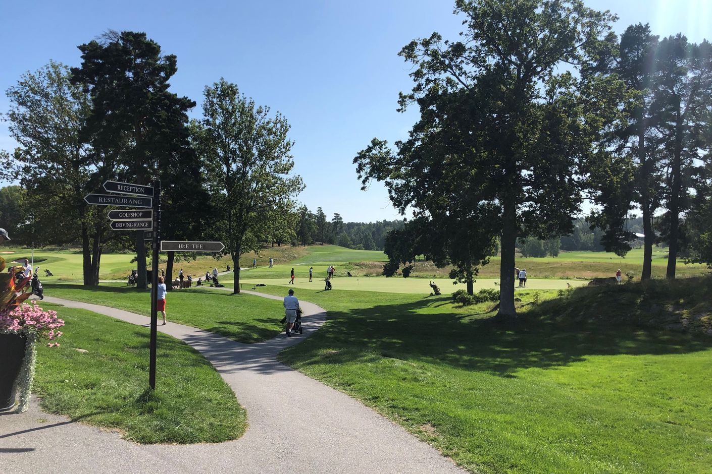 Drottningholms golf på väg ut till Adelsö