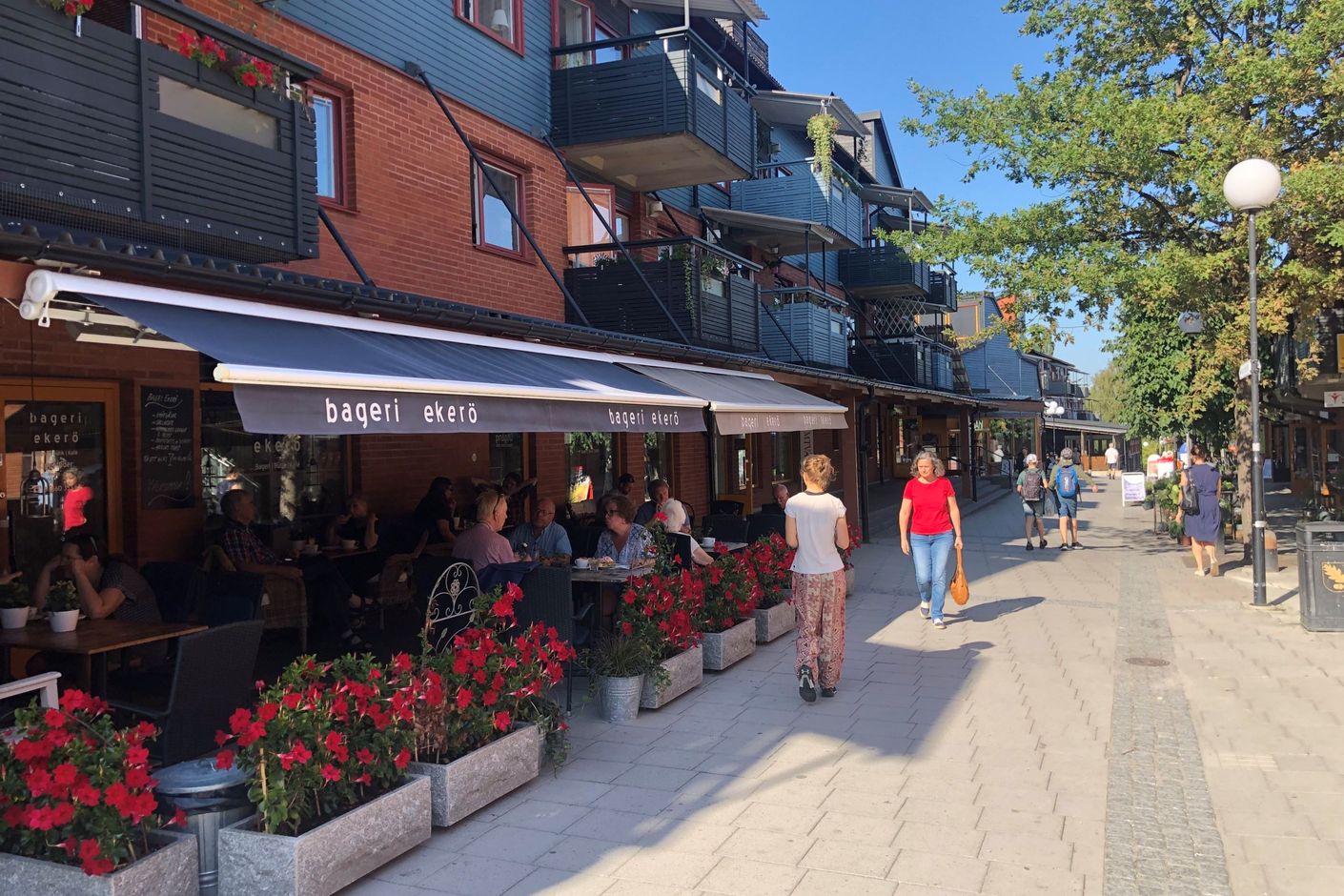 Ekerö centrum med småbutiker och trivsam atmosfär