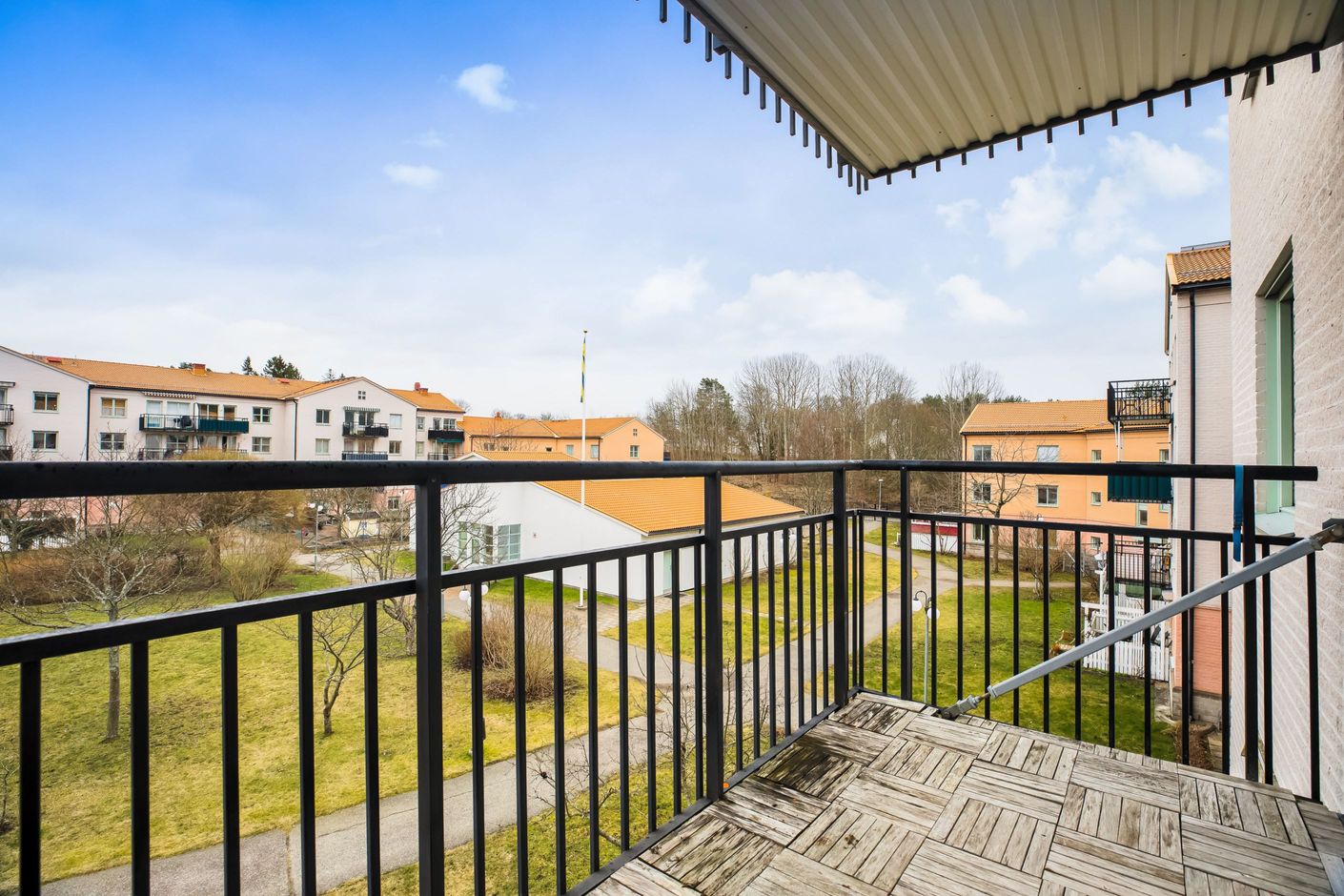 Rymlig balkong i högt och fritt läge mot föreningens lugna innergård