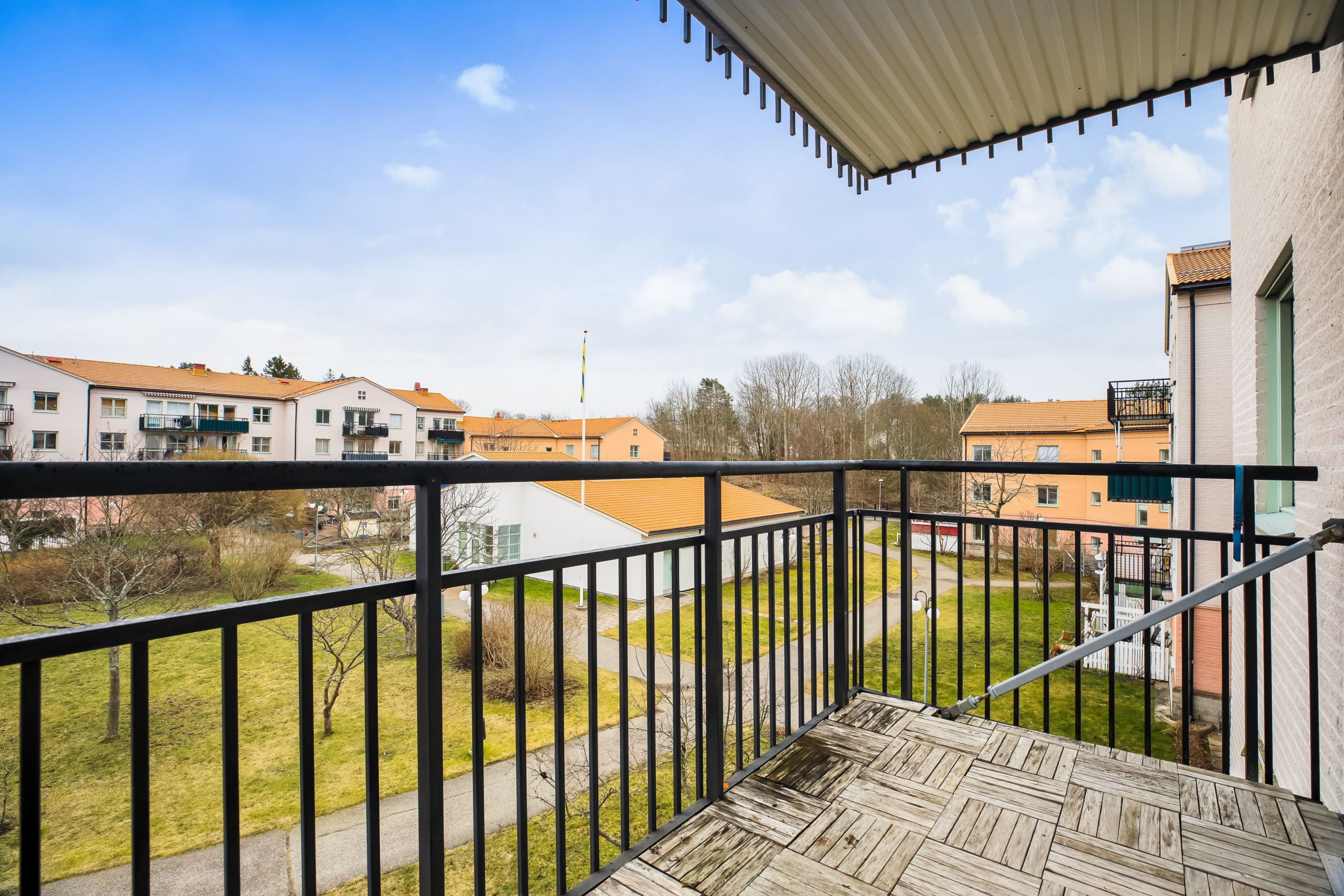 Rymlig balkong i högt och fritt läge mot föreningens lugna innergård