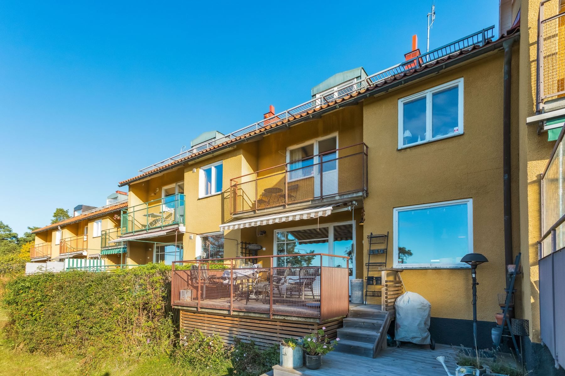 Balkonger och altan mot allmänning och Mälarens strand