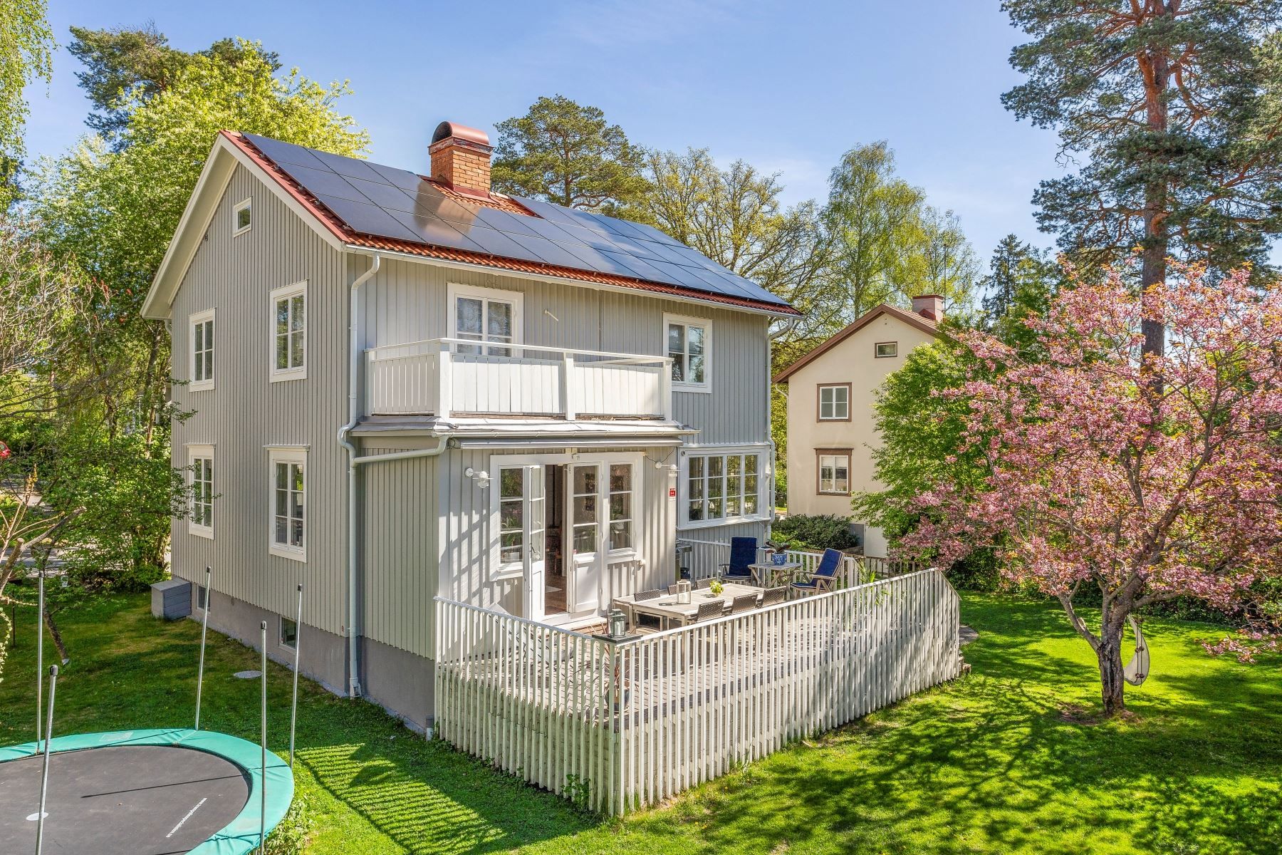 Villaboende av hög klass med soldränkt tomt - Gedigna solceller bidrar med KWH