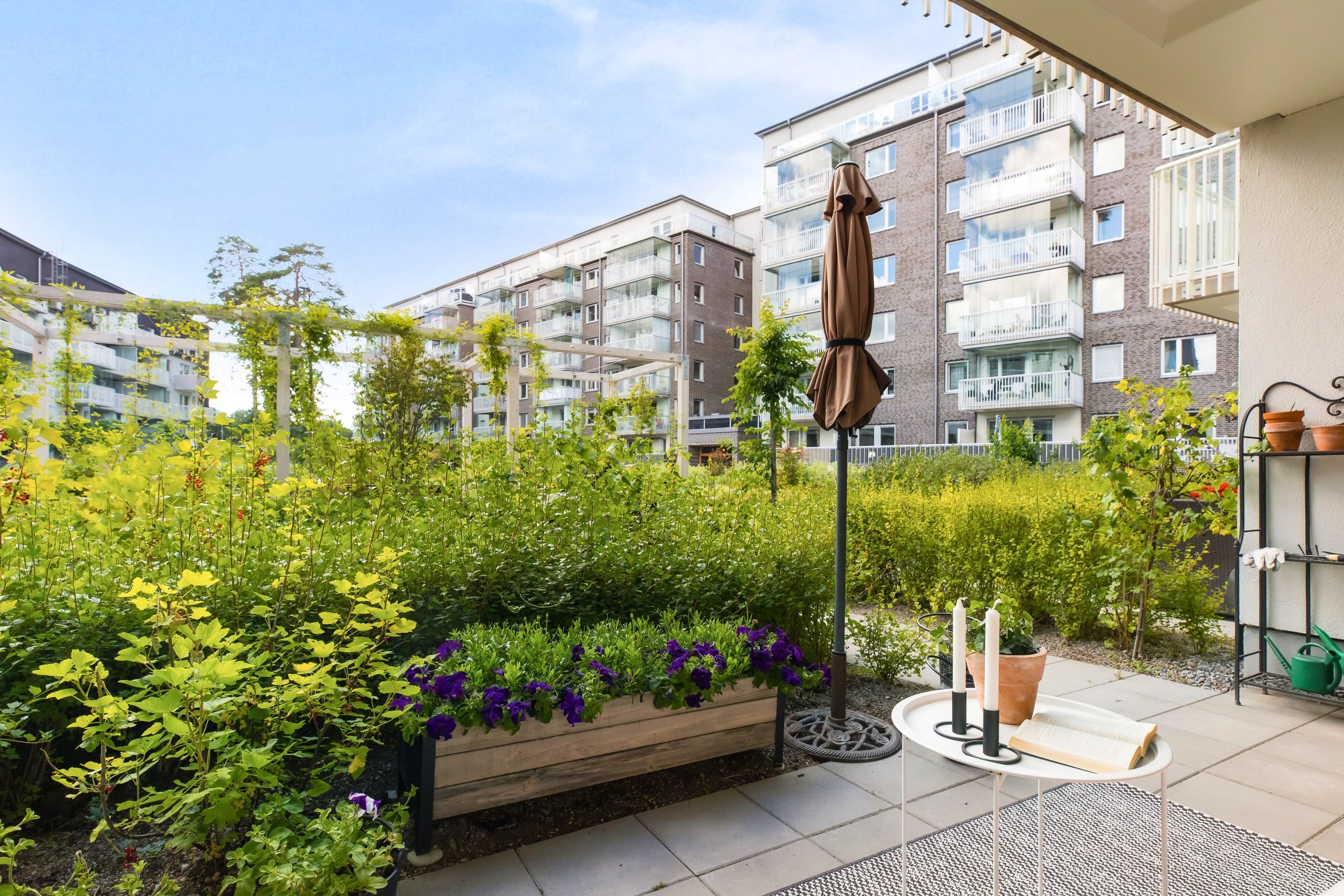 Egen uteplats omgiven av lummig grönska