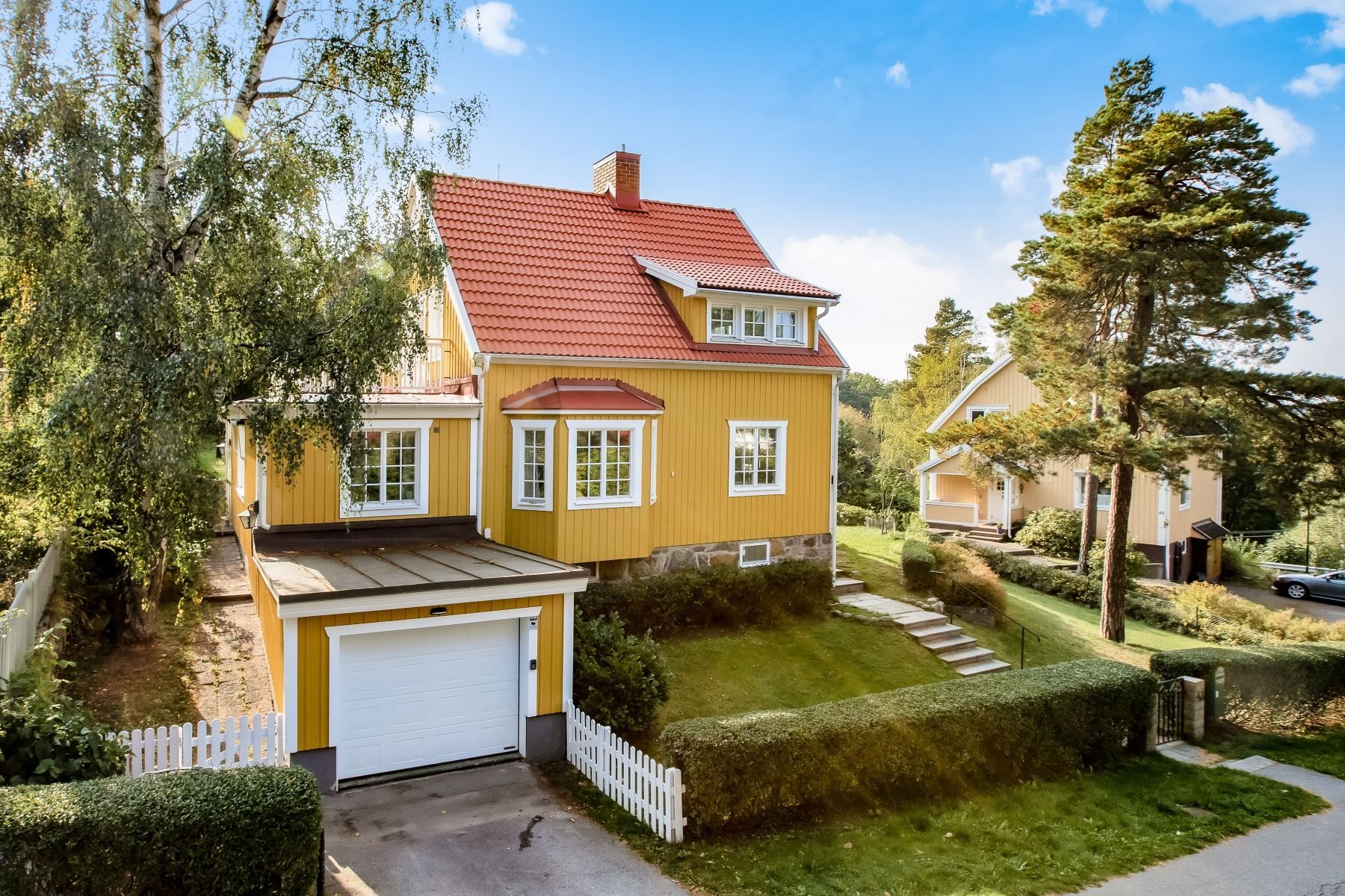 Garage och bilplats på tomten ger en smidig vardag