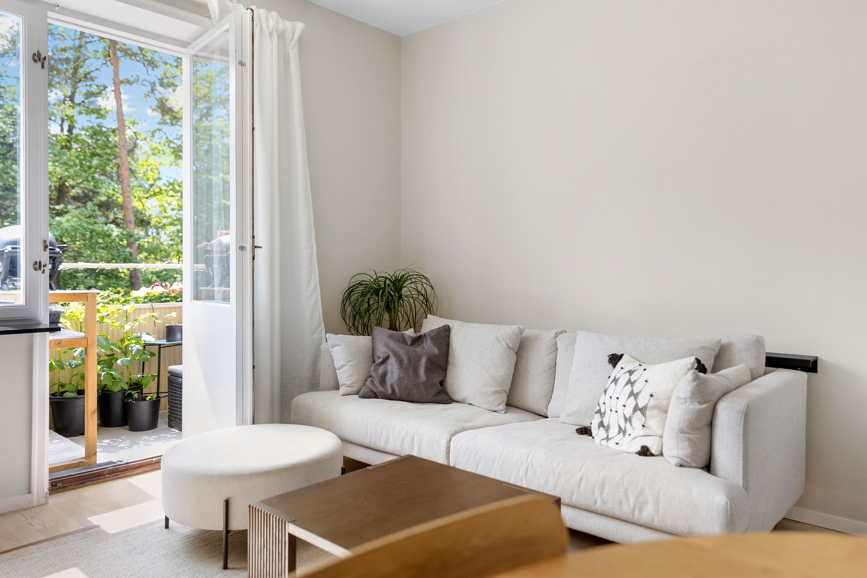 Balkongdörrar från sällskapsyta