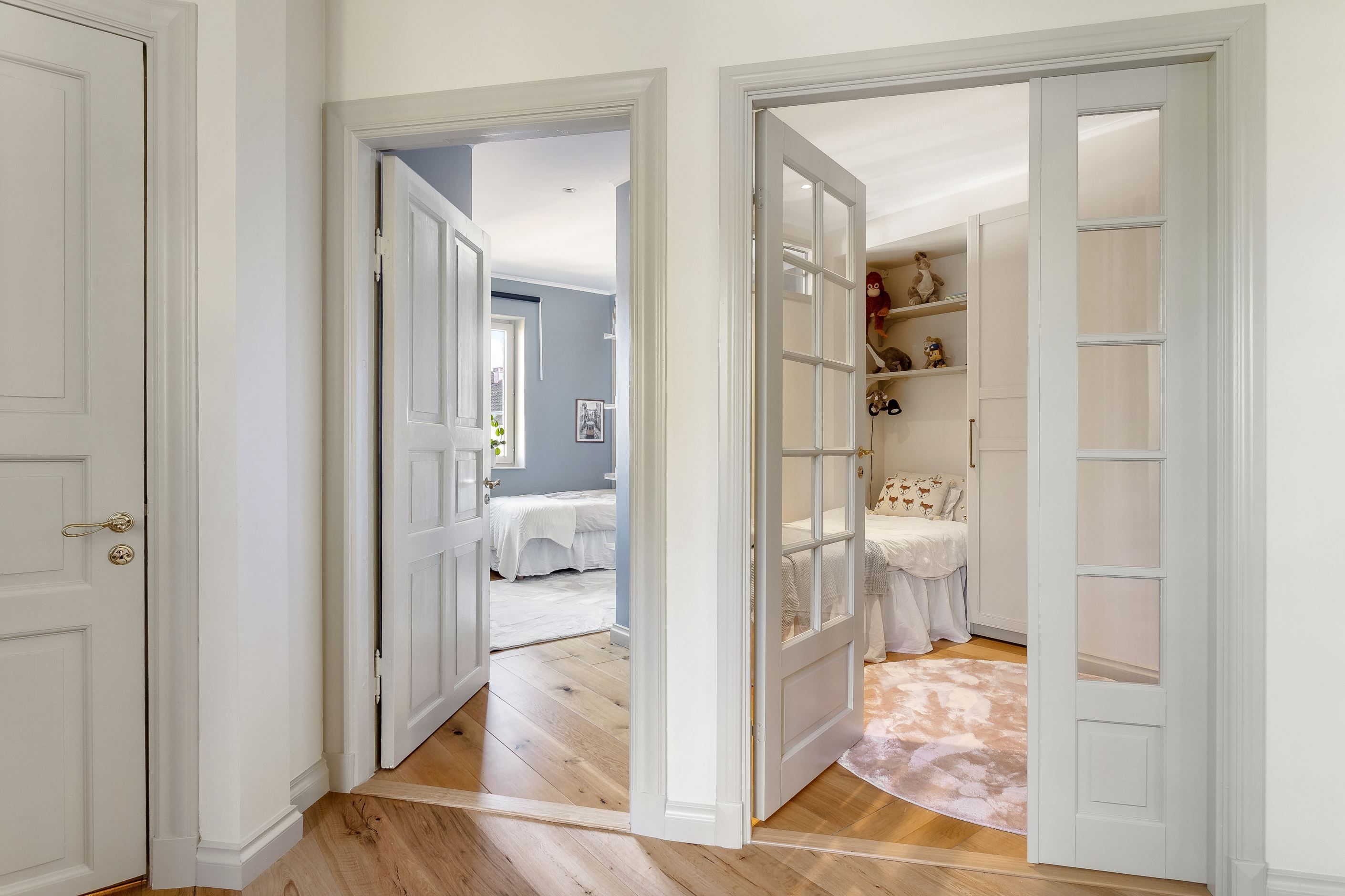 Övre hall med blick in i ytterligare sovrum