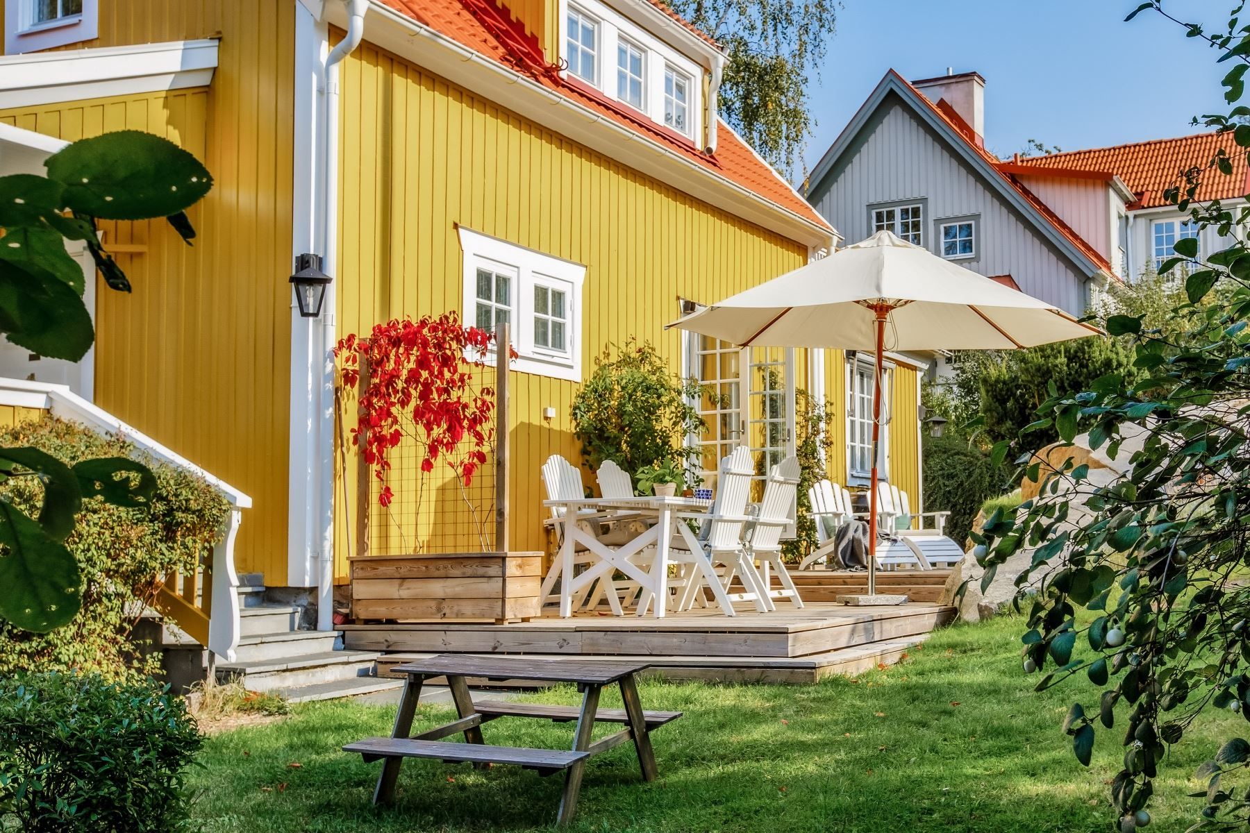 Altan med utgång från vardagsrum