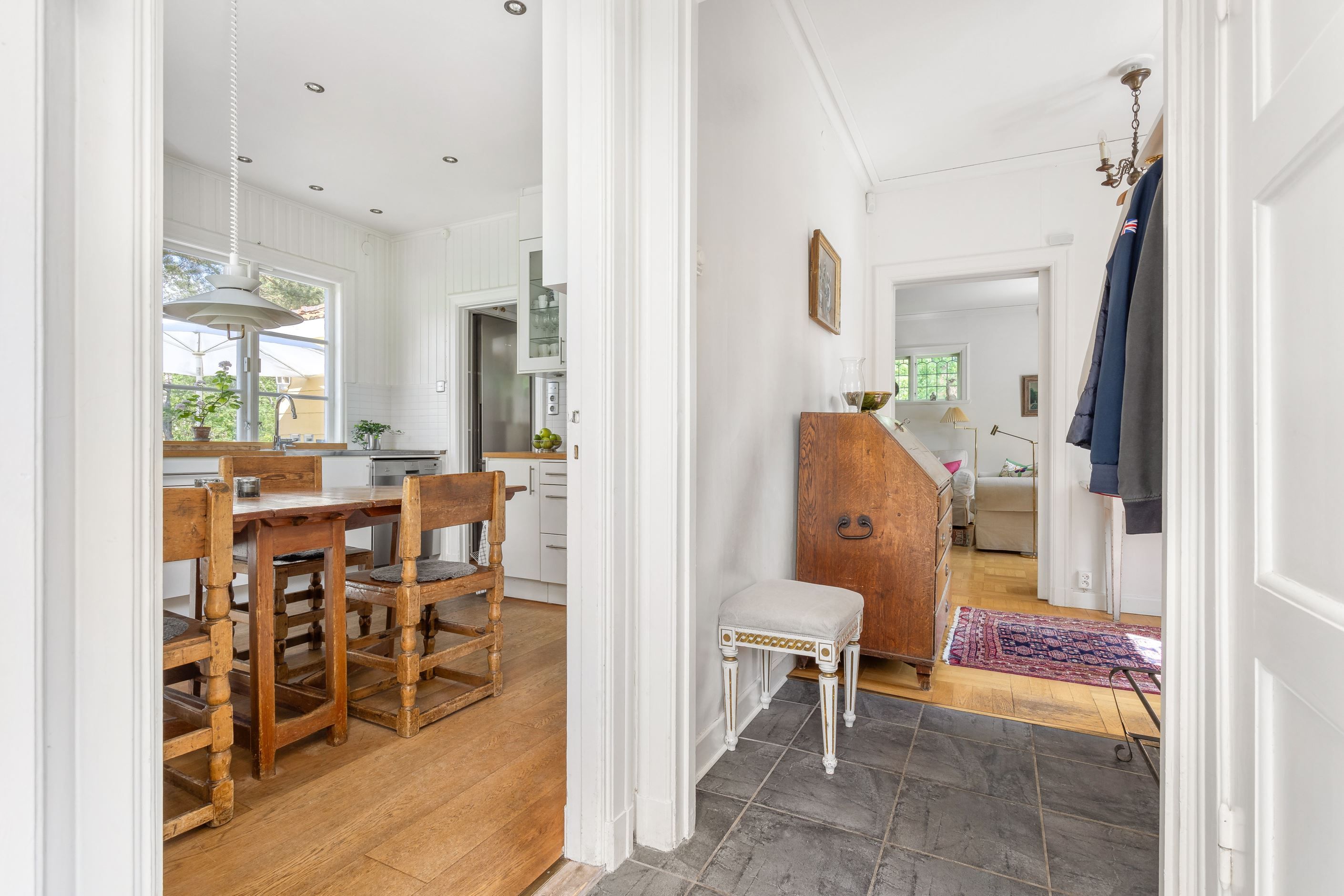 Entréhall med blick in i kök och sällskapsyta