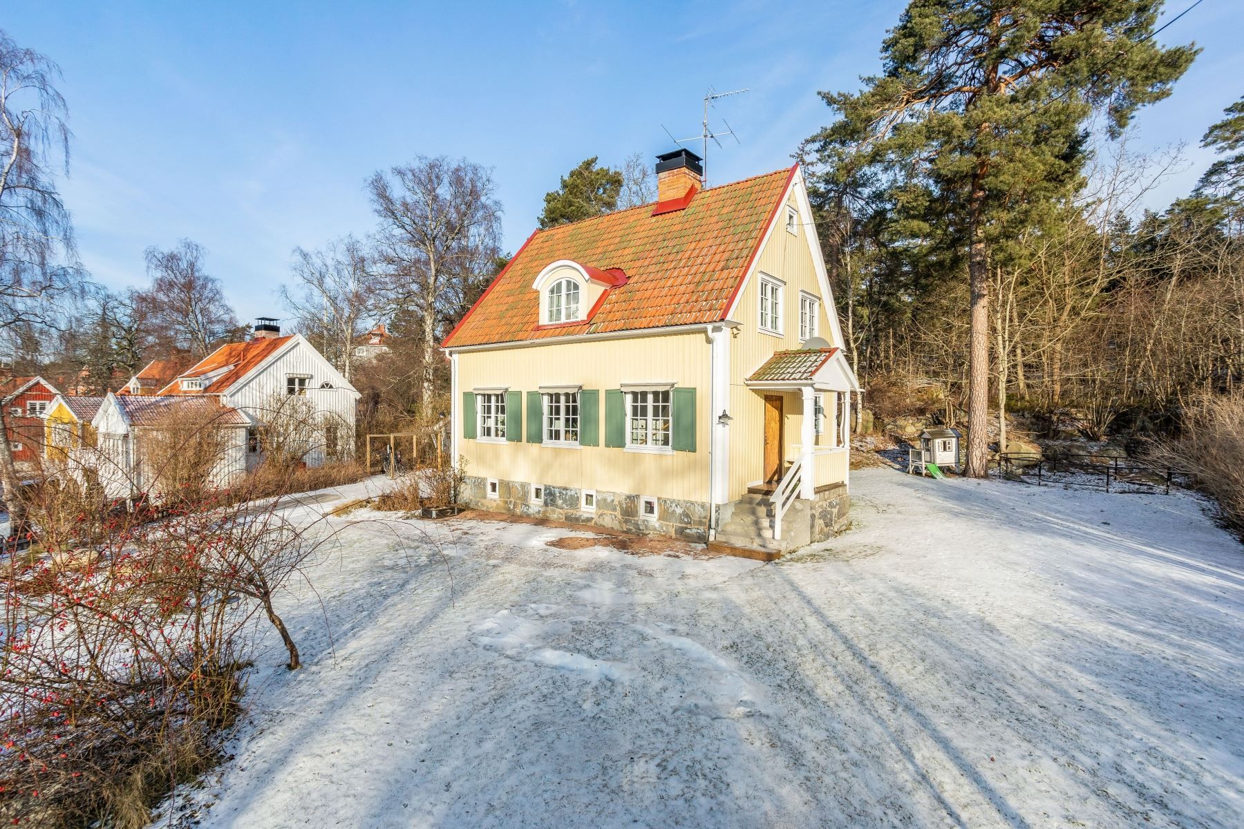 Stor friköpt tomt i S/V, 1.160 kvm, invid allmänning