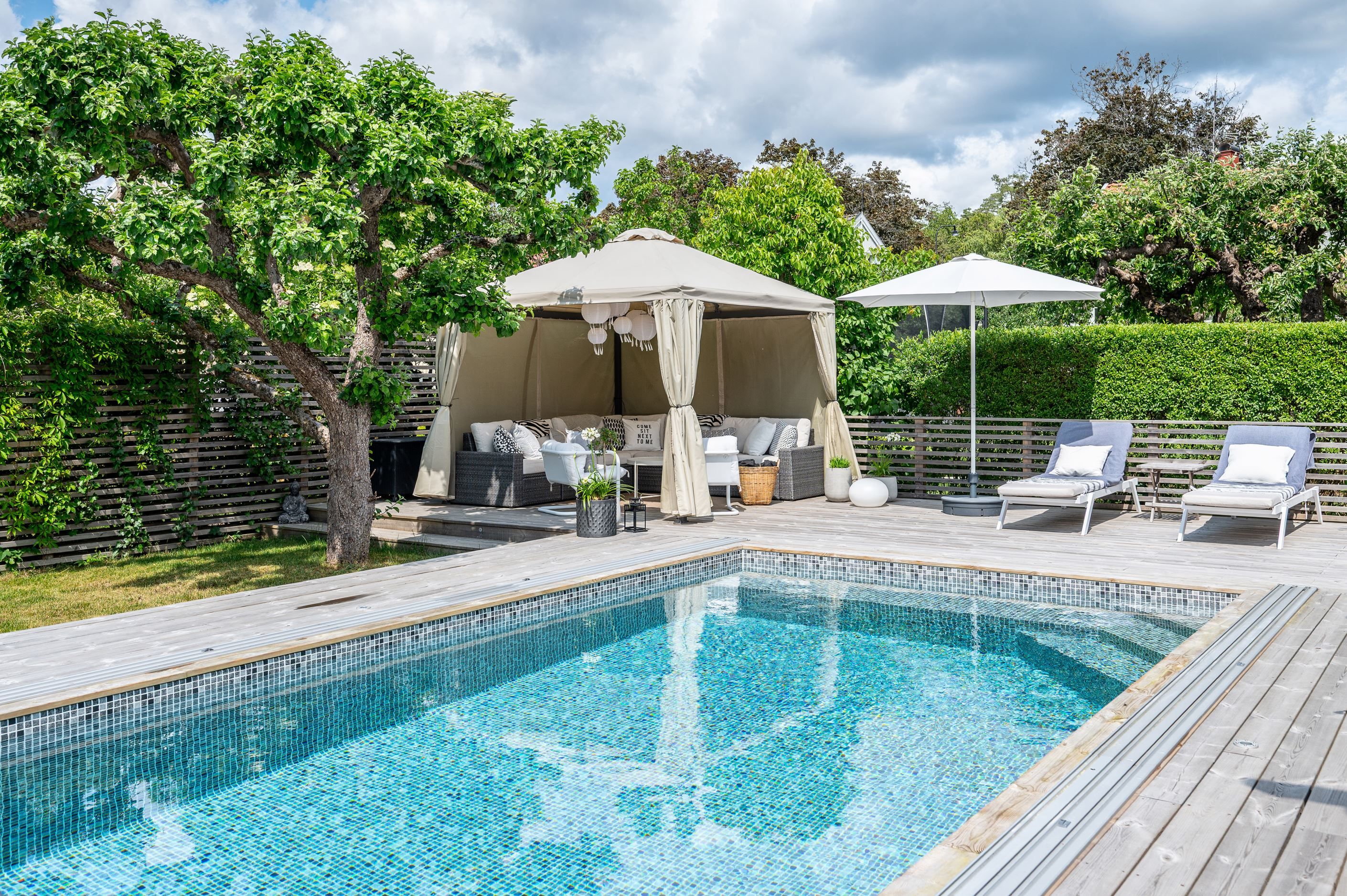 Soldränkt pool med uteliv av högsta kvalitet