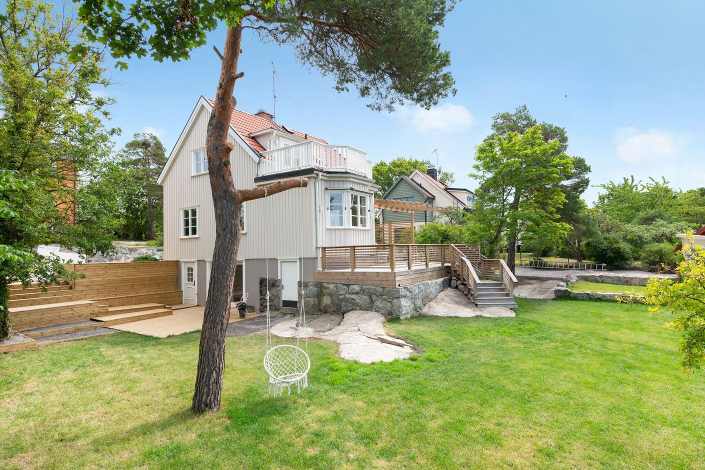 Högt belägen 30-talsvilla renoverad till bästa skick