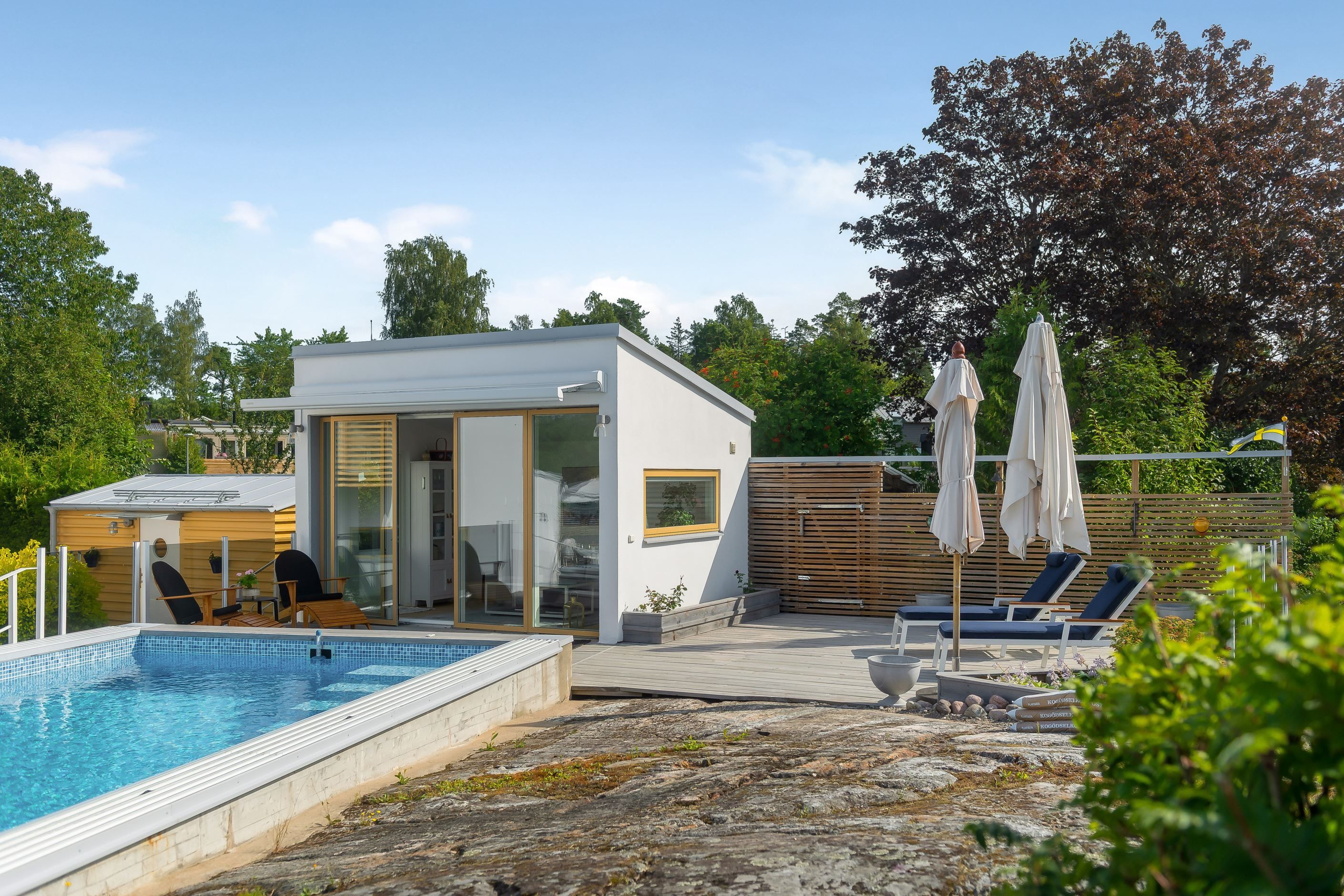 Pool med sidohus - ett drömboende av högsta klass