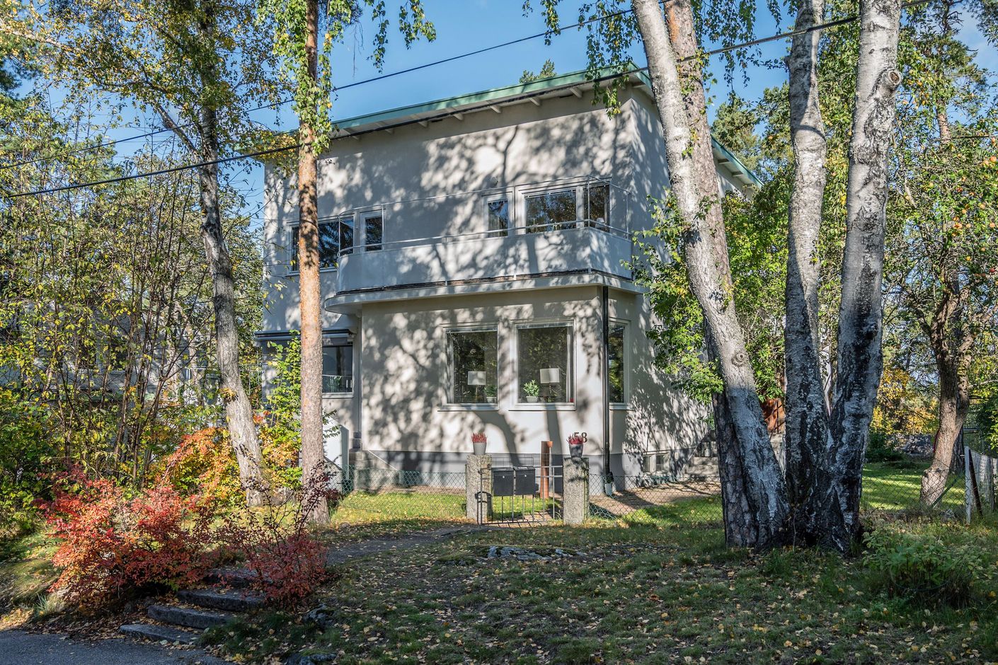 Tidstrogen villa inbäddad i den "vita stadens" grönska