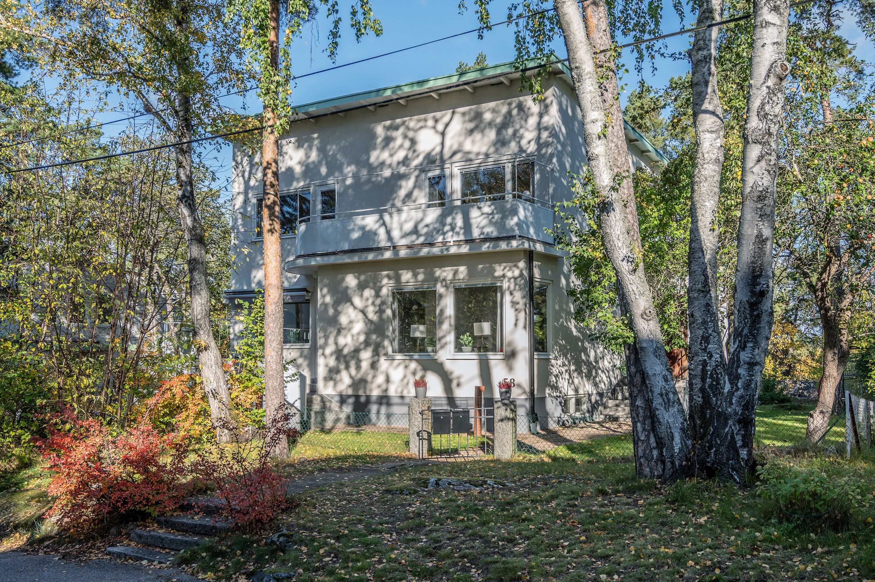 Tidstrogen villa inbäddad i den "vita stadens" grönska