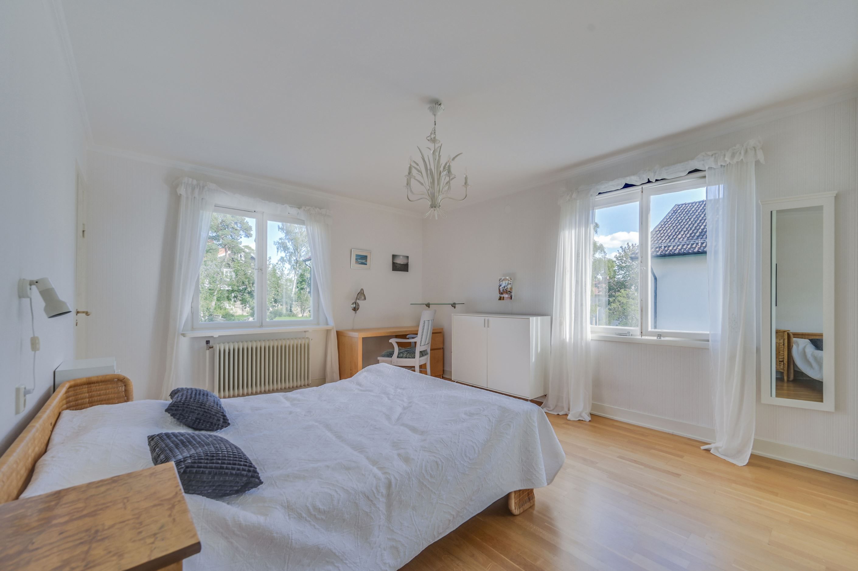Master bedroom i härligt gavelläge - ett av tre sovrum på övre plan