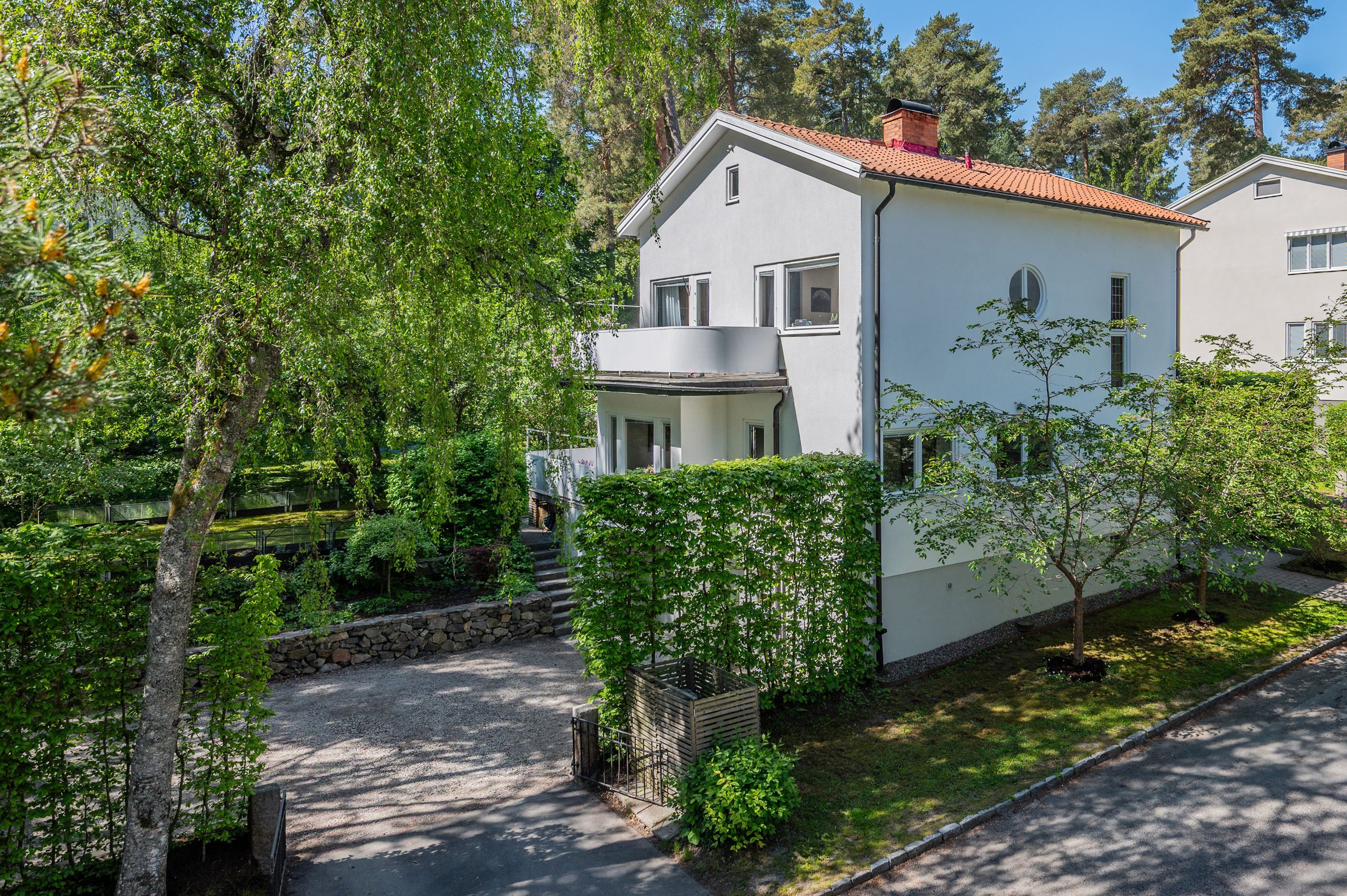 Gott om plats för bilar på tomten