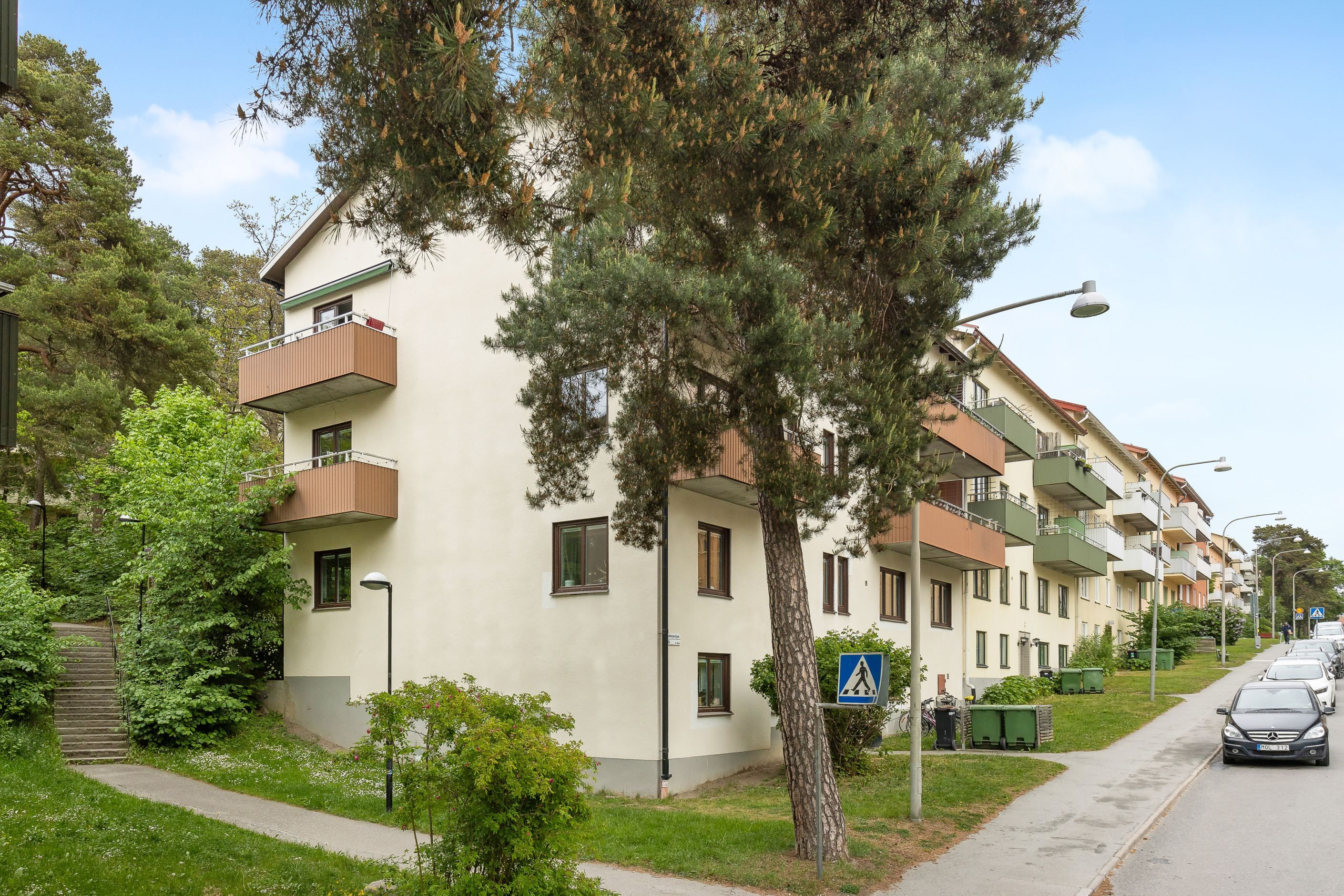 Lägenhetens balkong och fönster vetter mot grönska