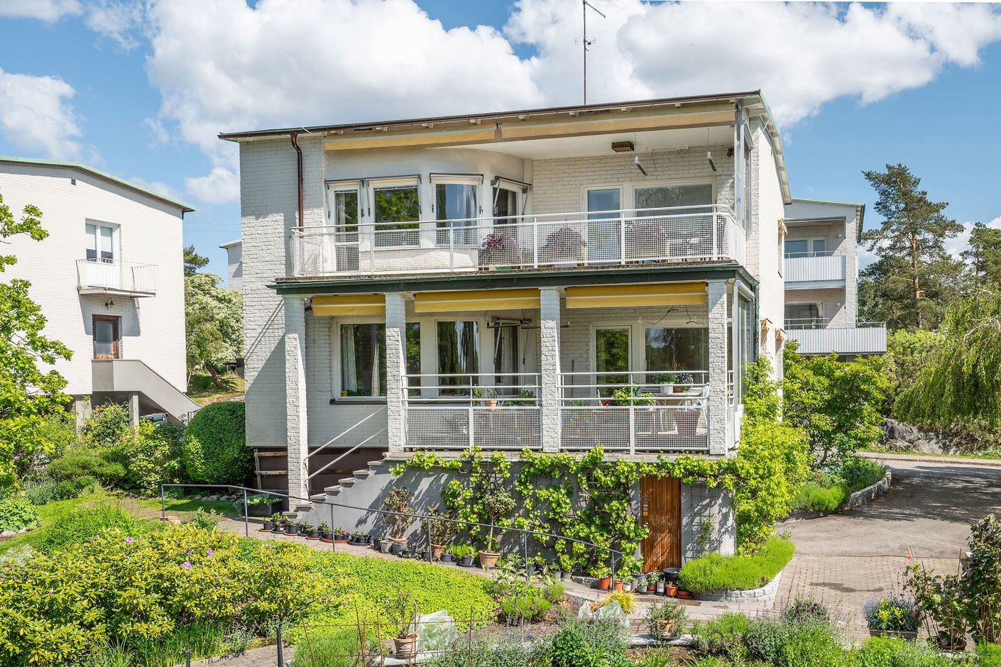 Stilfull funkisvilla med praktfullt anlagd trädgård