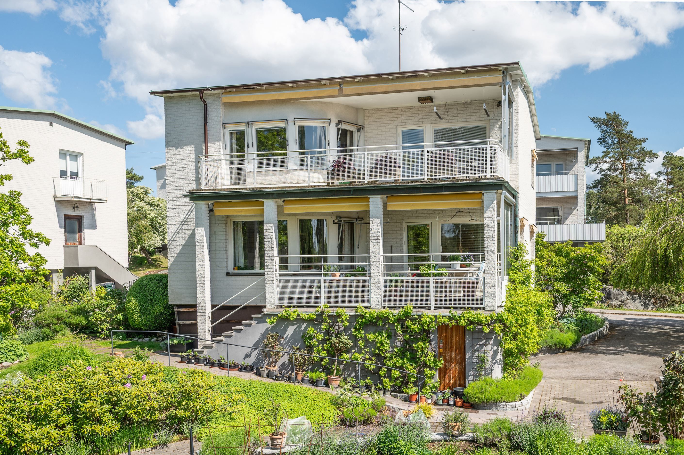 Praktiskt förrådsrum invid garaget som nås från trädgården eller via garaget
