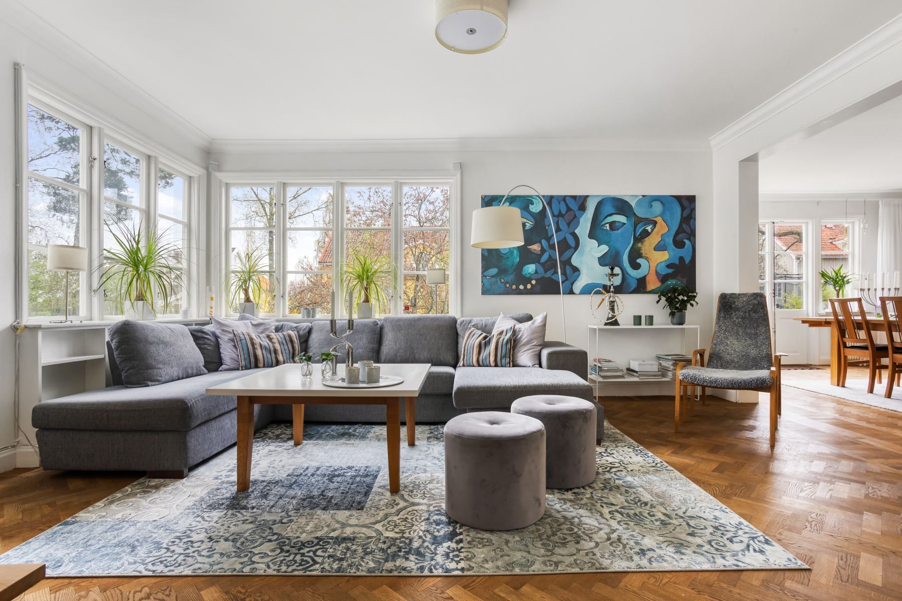 Stilfull villa med varm atmosfär och ett ljusflöde utöver det vanliga