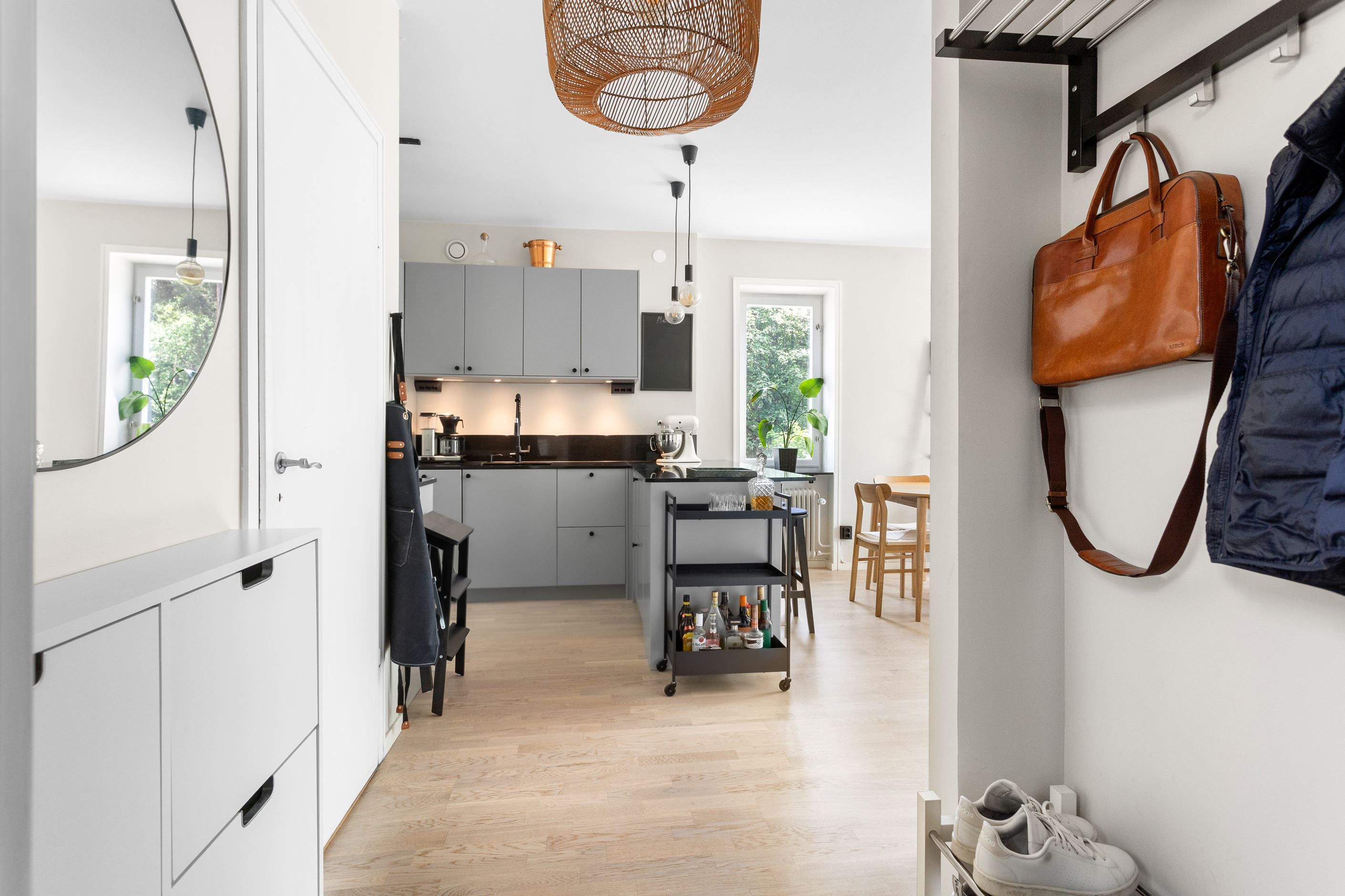 Entré med ljusinsläpp från tre väderstreck