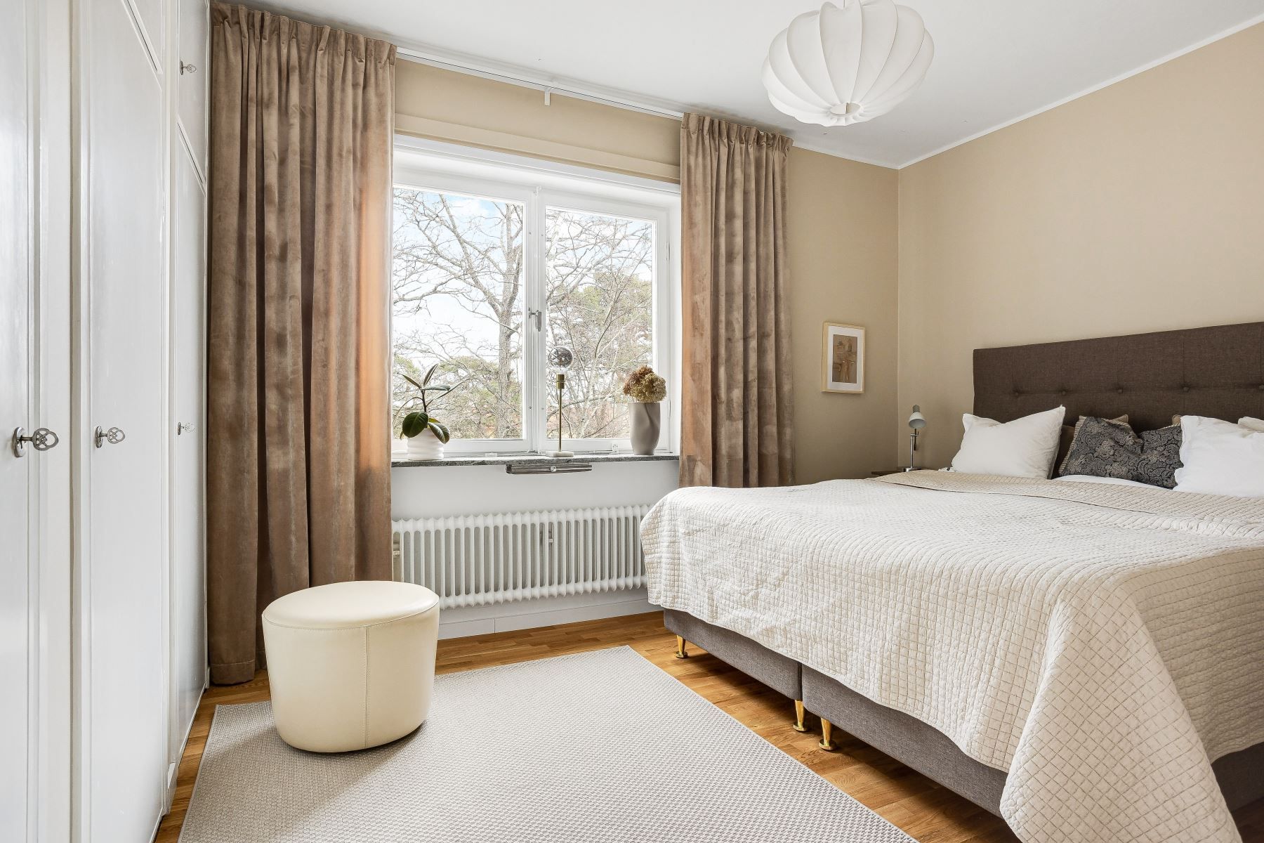 Rofyllt sovrum med garderobsvägg