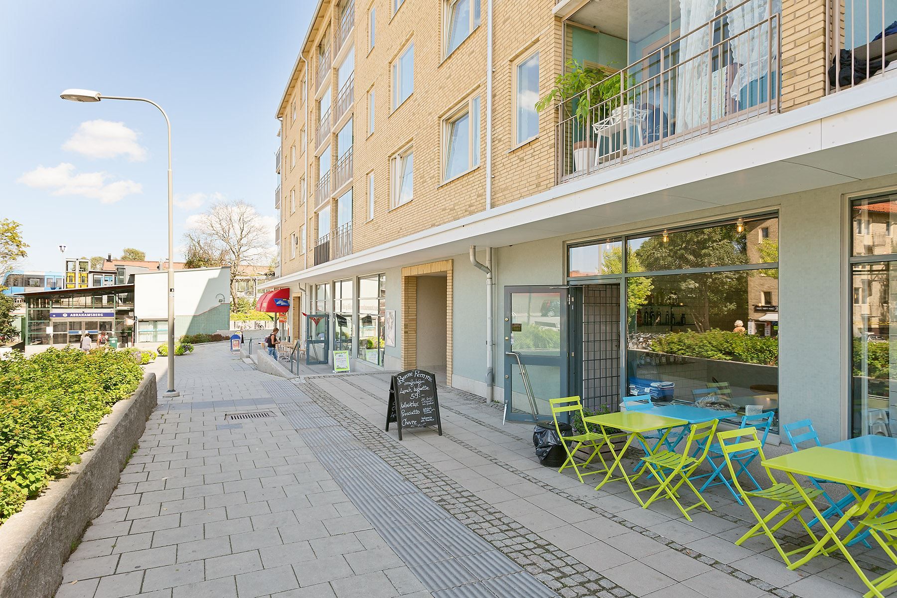 Abrahamsberg med trevliga matställen och café