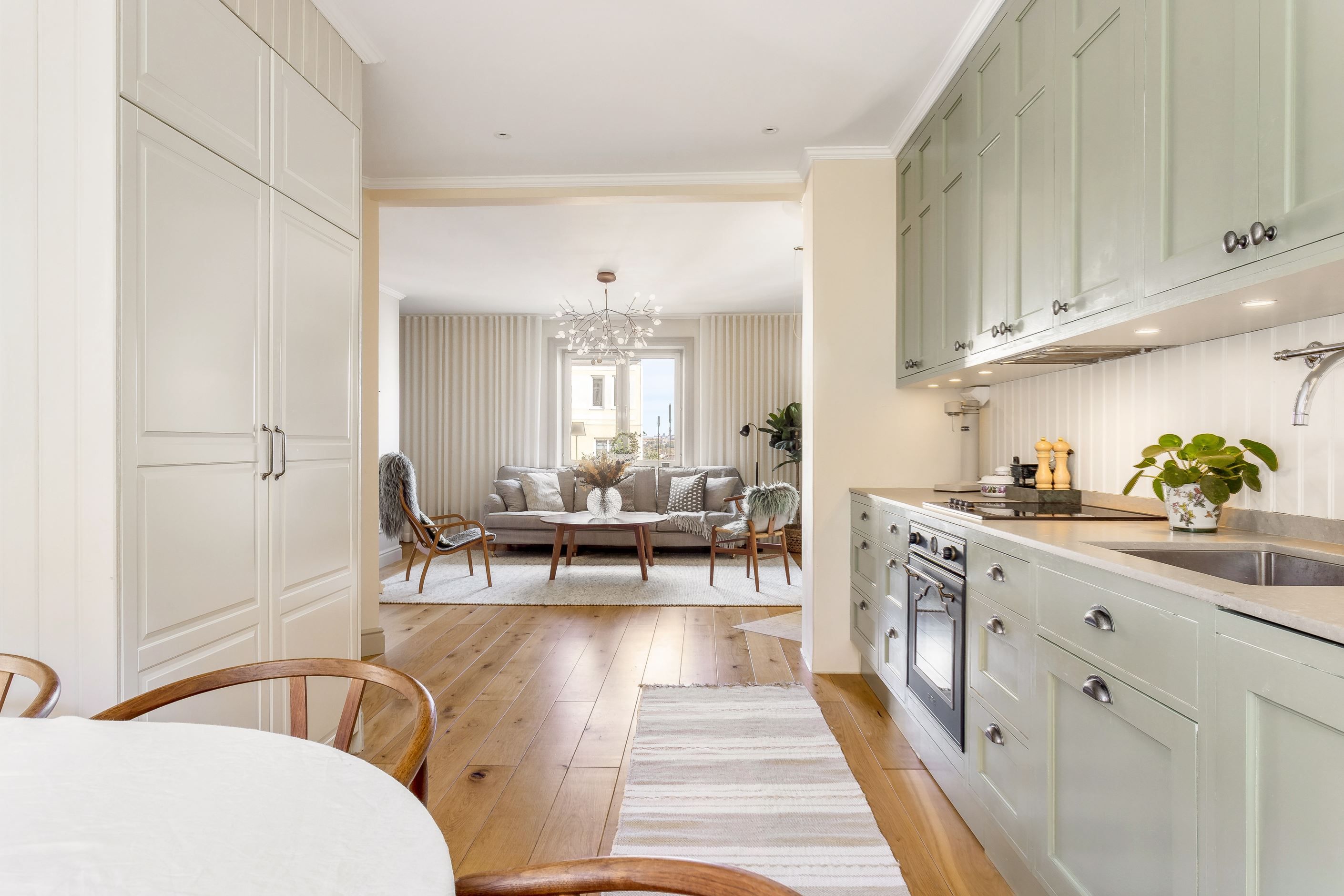 Kök och sällskapsyta i öppen planlösning skapar rymd