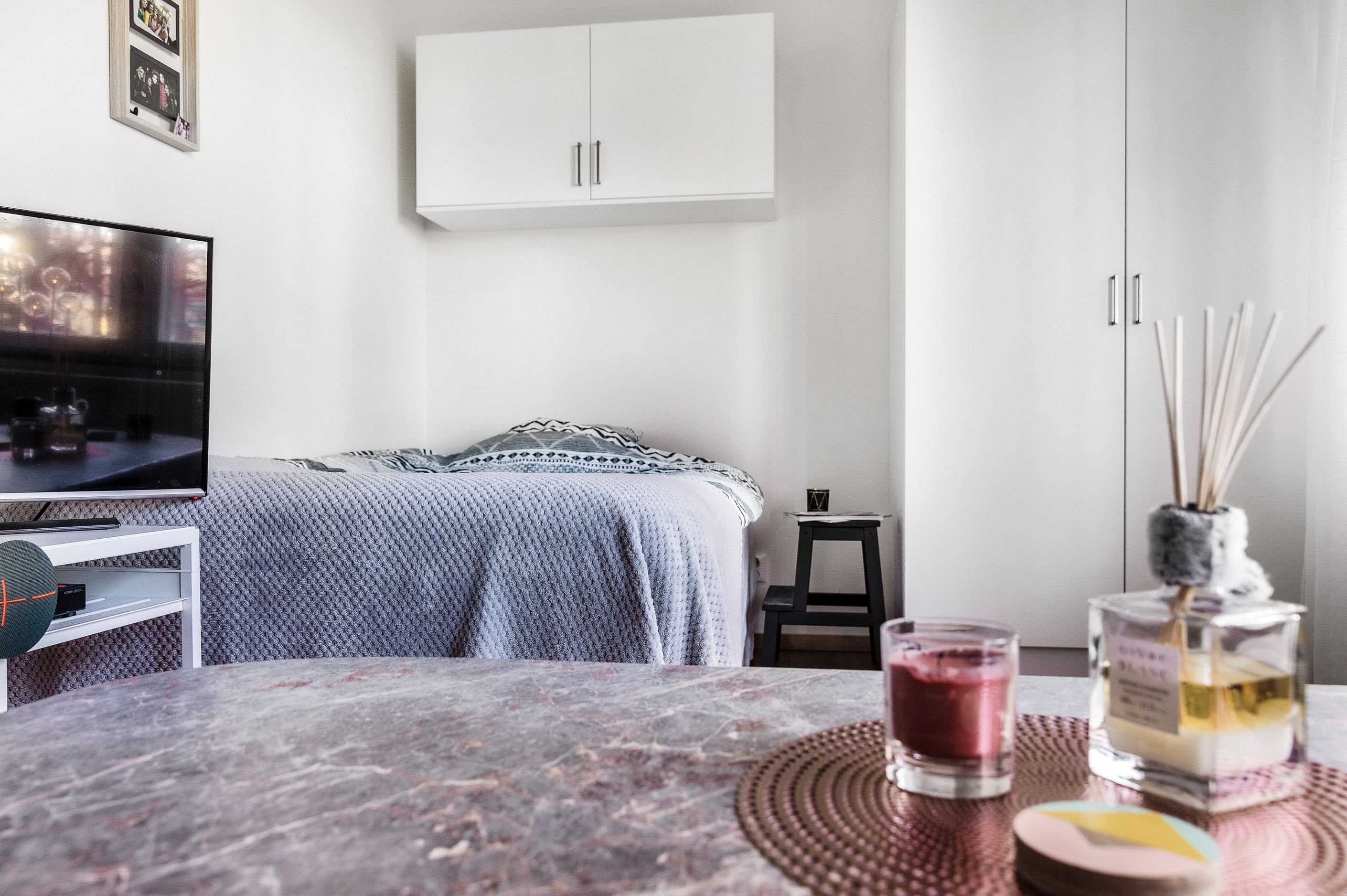 Plats för stor säng i allrummet