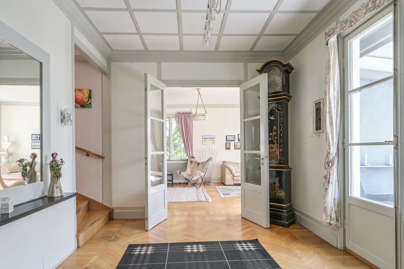 Ett tidstypiskt kassettak och dubbeldörrar i glas bjuder in till detta vackra hem