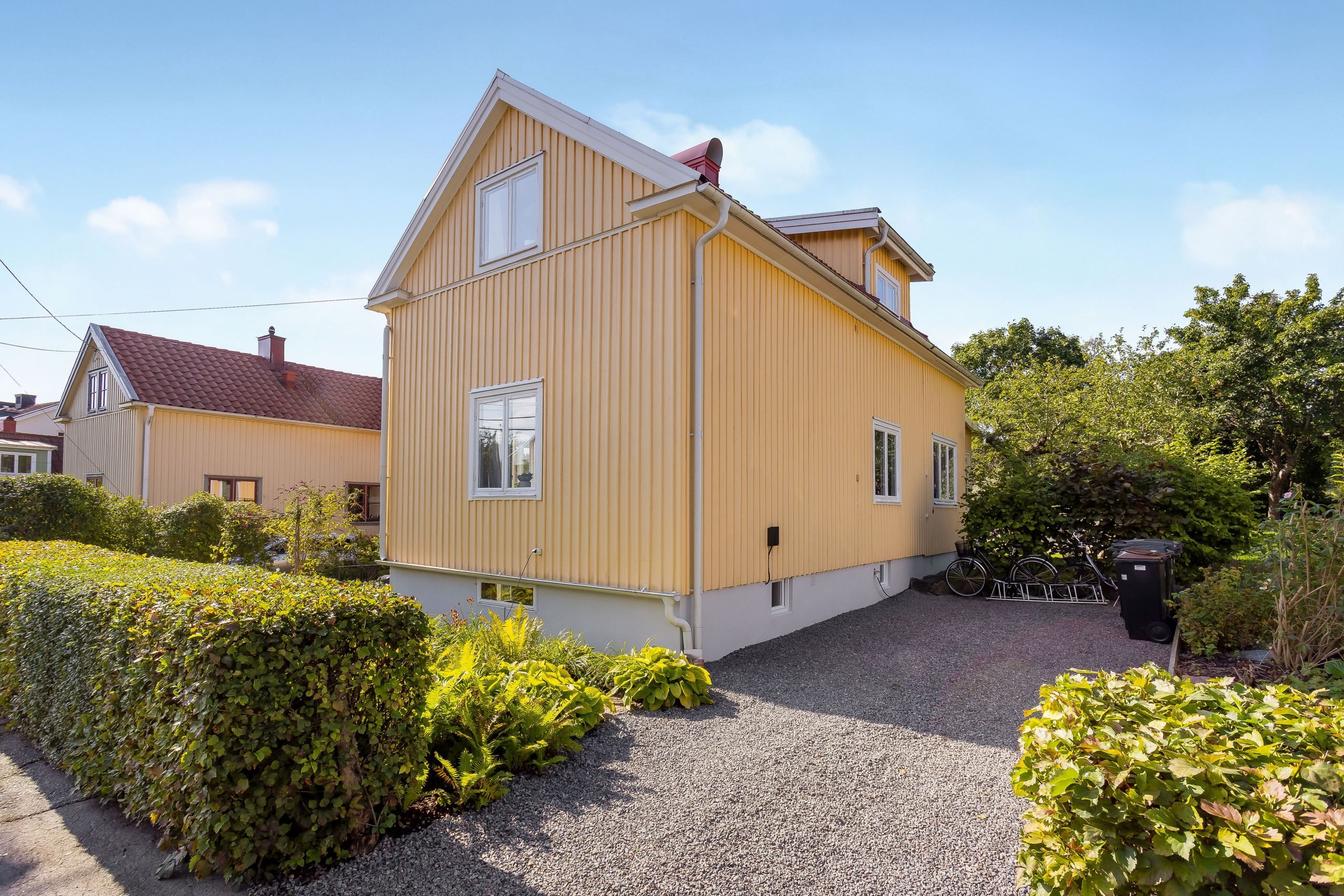 Grusad infart som rymmer flera bilar