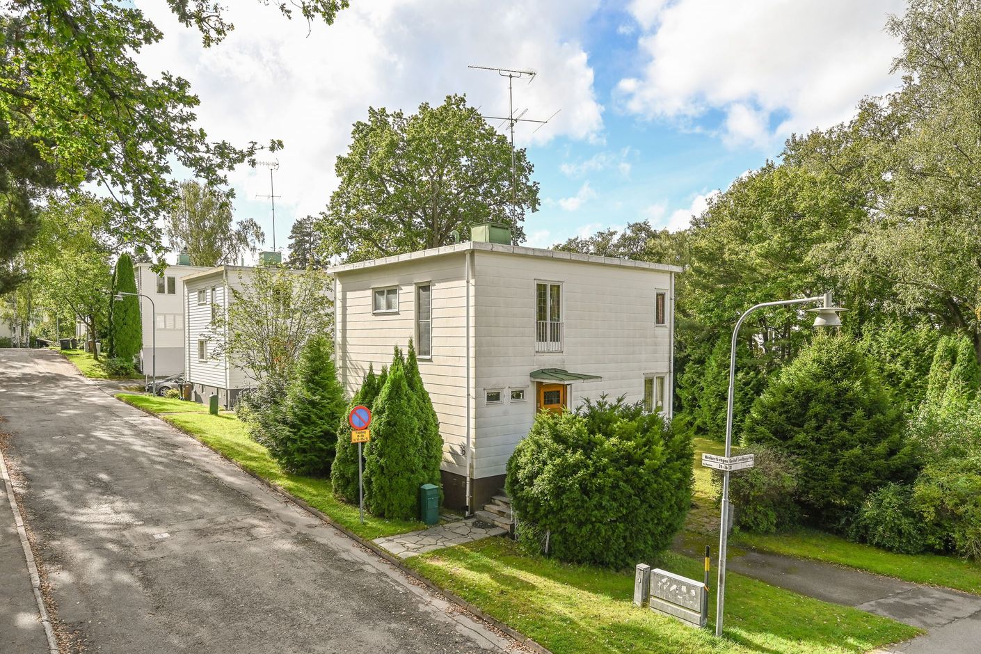 Vacker funkisvilla anno 1939 med insynsskyddad tomt