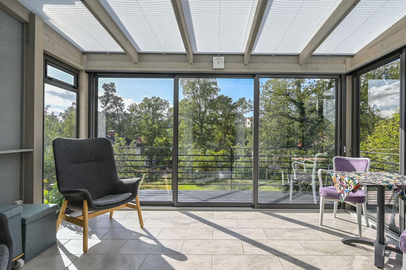 Inglasad altan/uterum som förlänger årets sommarmånader